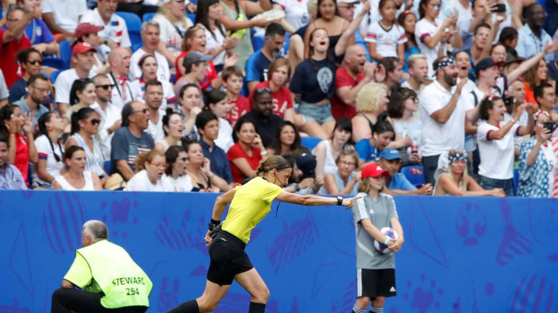 La francesa Frappart, primera mujer en arbitrar una final europea masculina