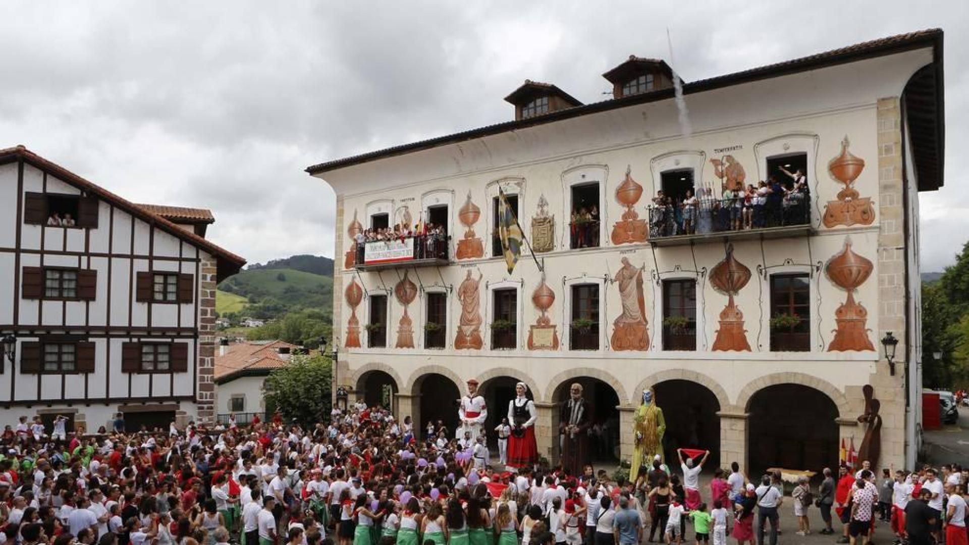 La plaza consistorial de Bera esperaba expectante el lanzamiento del chupinazo para dar inicio a las fiestas patronales.