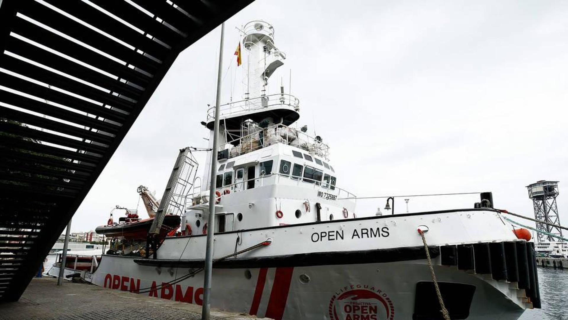 La Guardia Costera italiana evacúa a dos mujeres embarazadas del Open Arms.