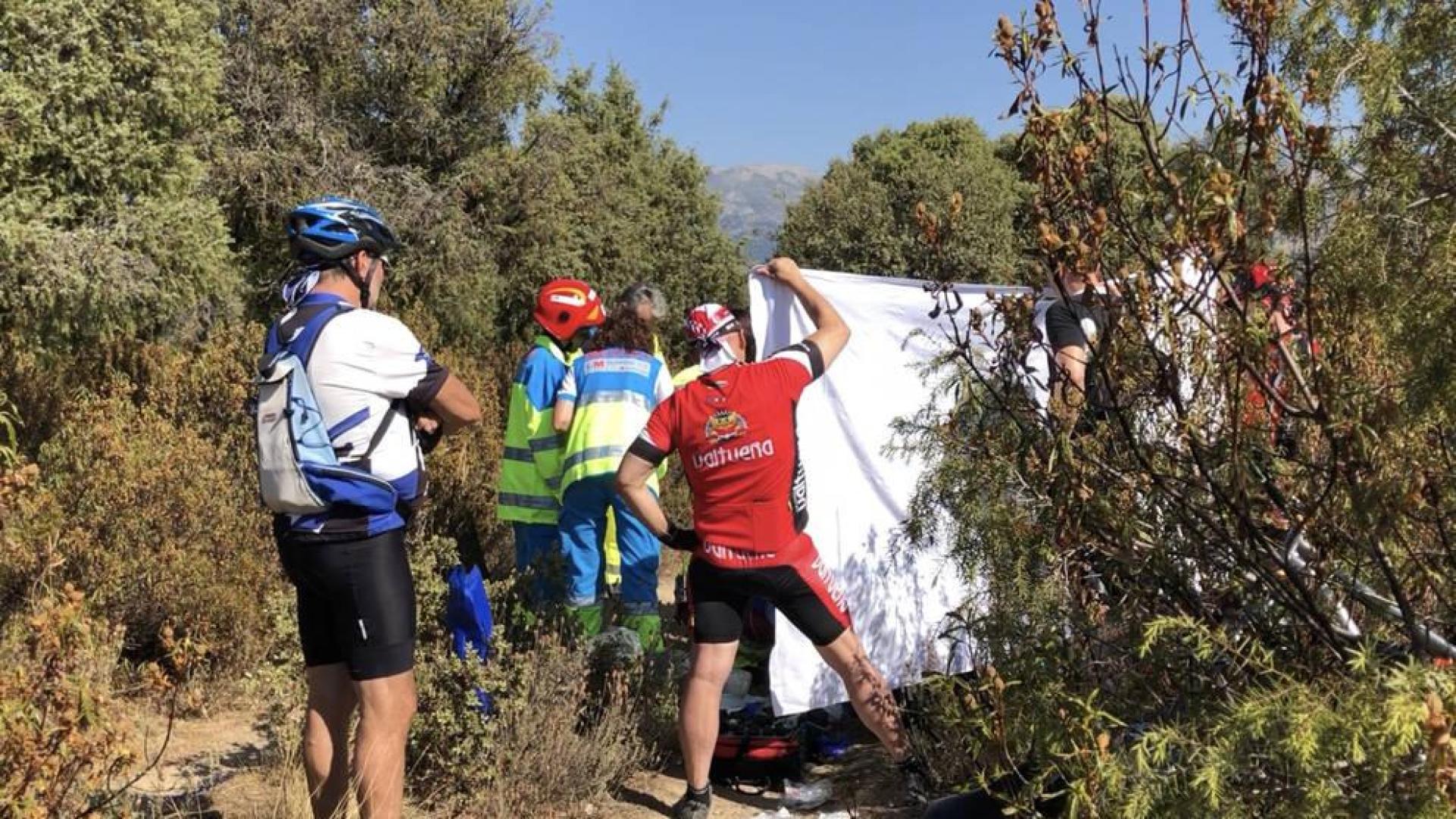 Los efectivos del Summa atienden al ciclista reanimado por sus compañeros.