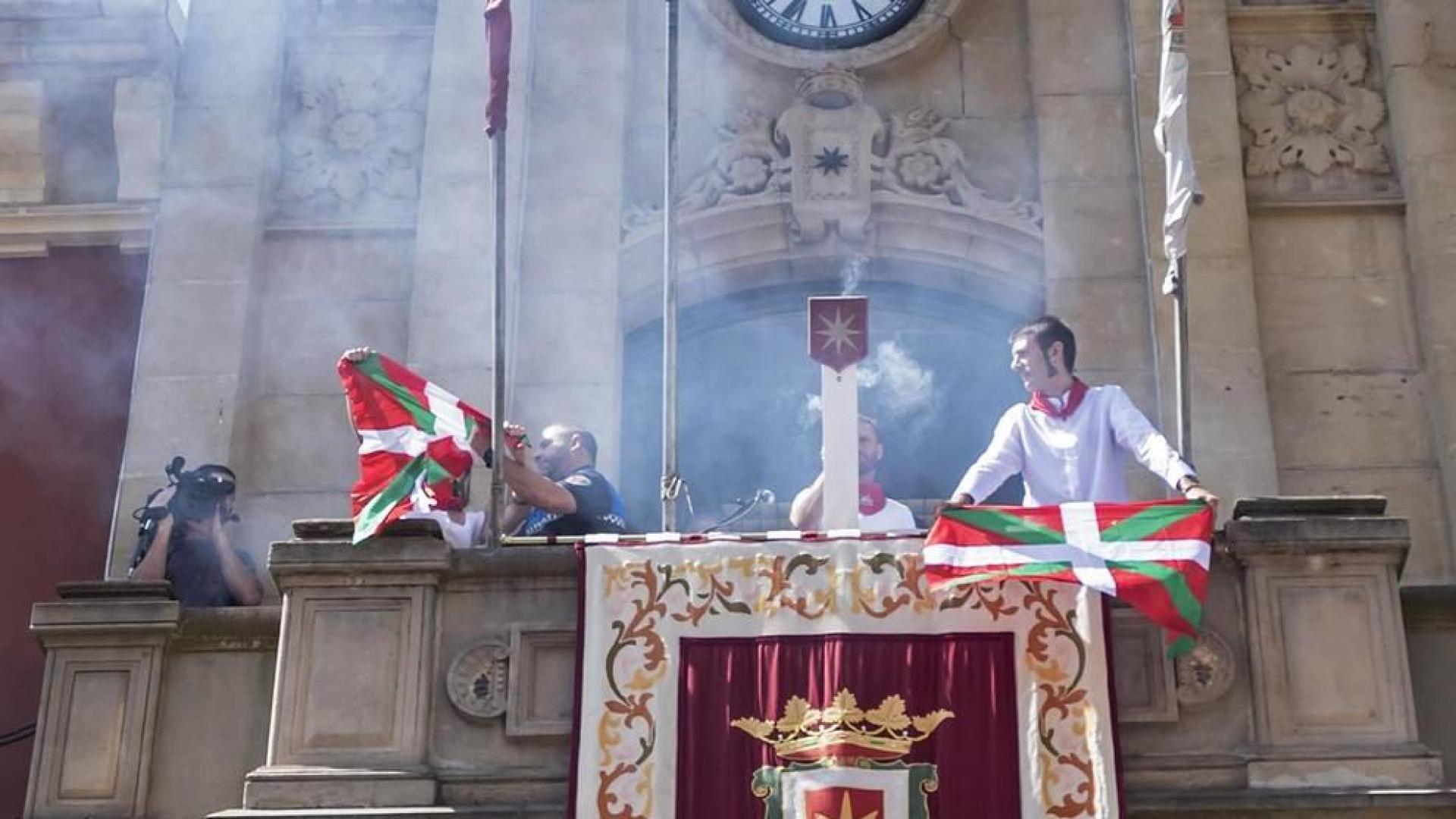 Dos concejales de Bildu sacan la ikurriña al balcón consistorial