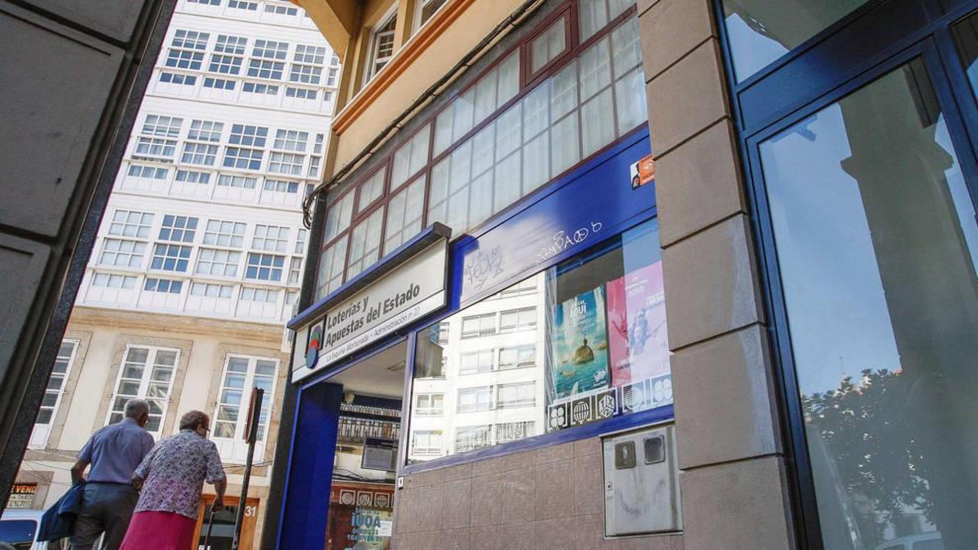Foto de la Administración de lotería número 22 de A Coruña donde se consignó el boleto premiado.