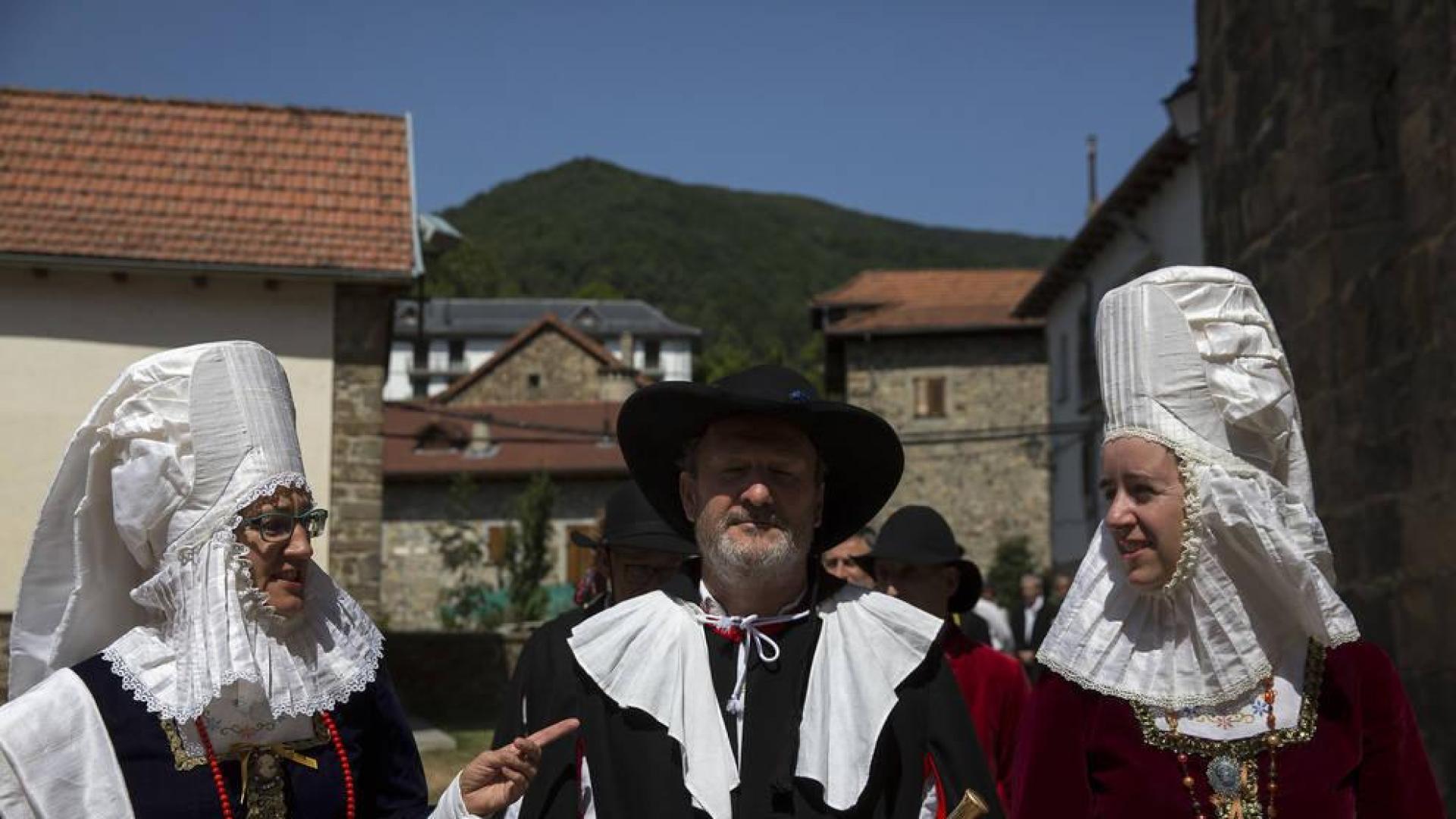 Un traje típico medieval de Isaba que data de los siglos XIII y XIV, en el desfile del Día de la Indumentaria Roncalesa celebrado el año pasado.