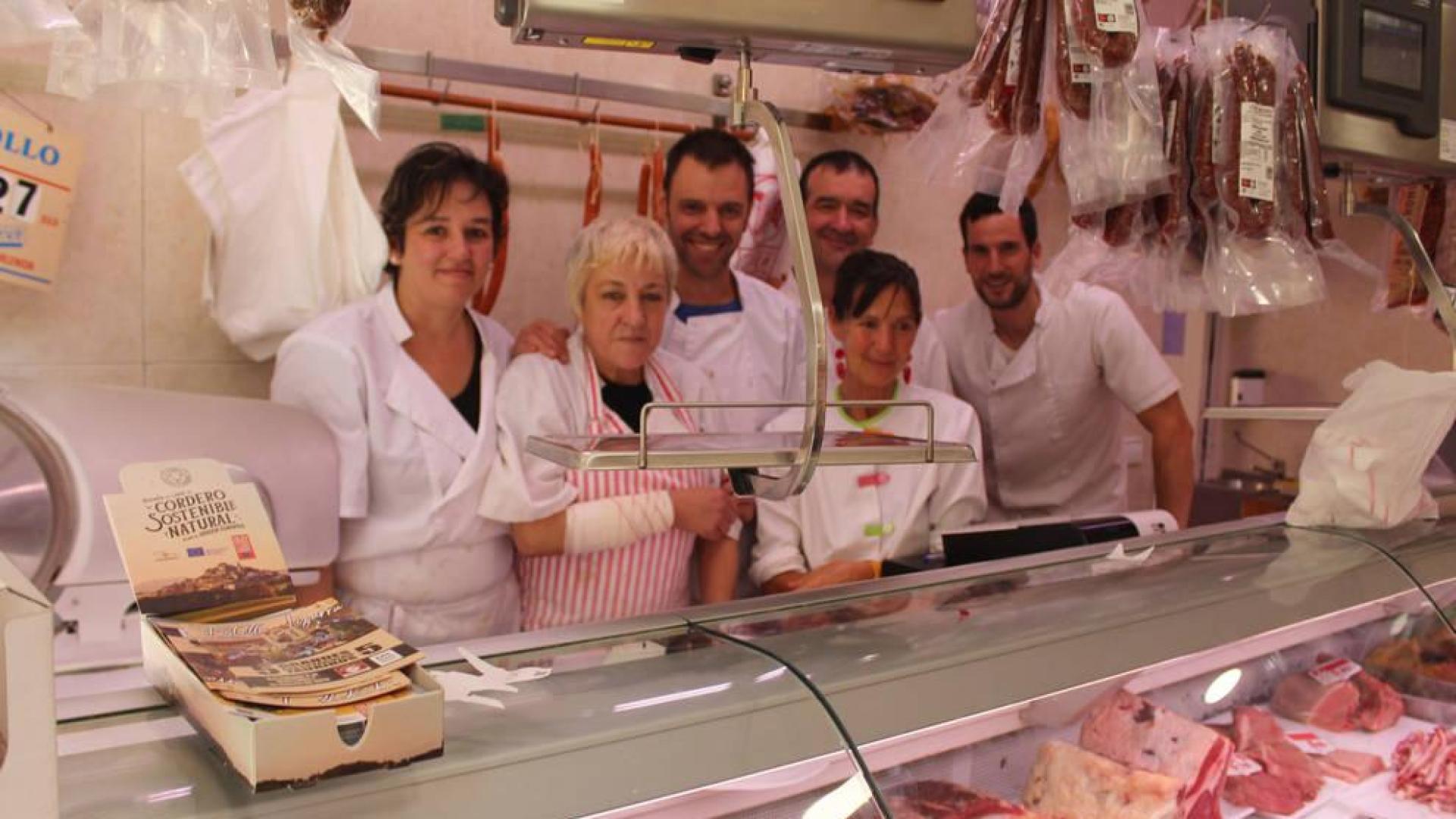Los empleados de la carnicería Javier después del susto que les produjo el manso al entrar en la tienda.