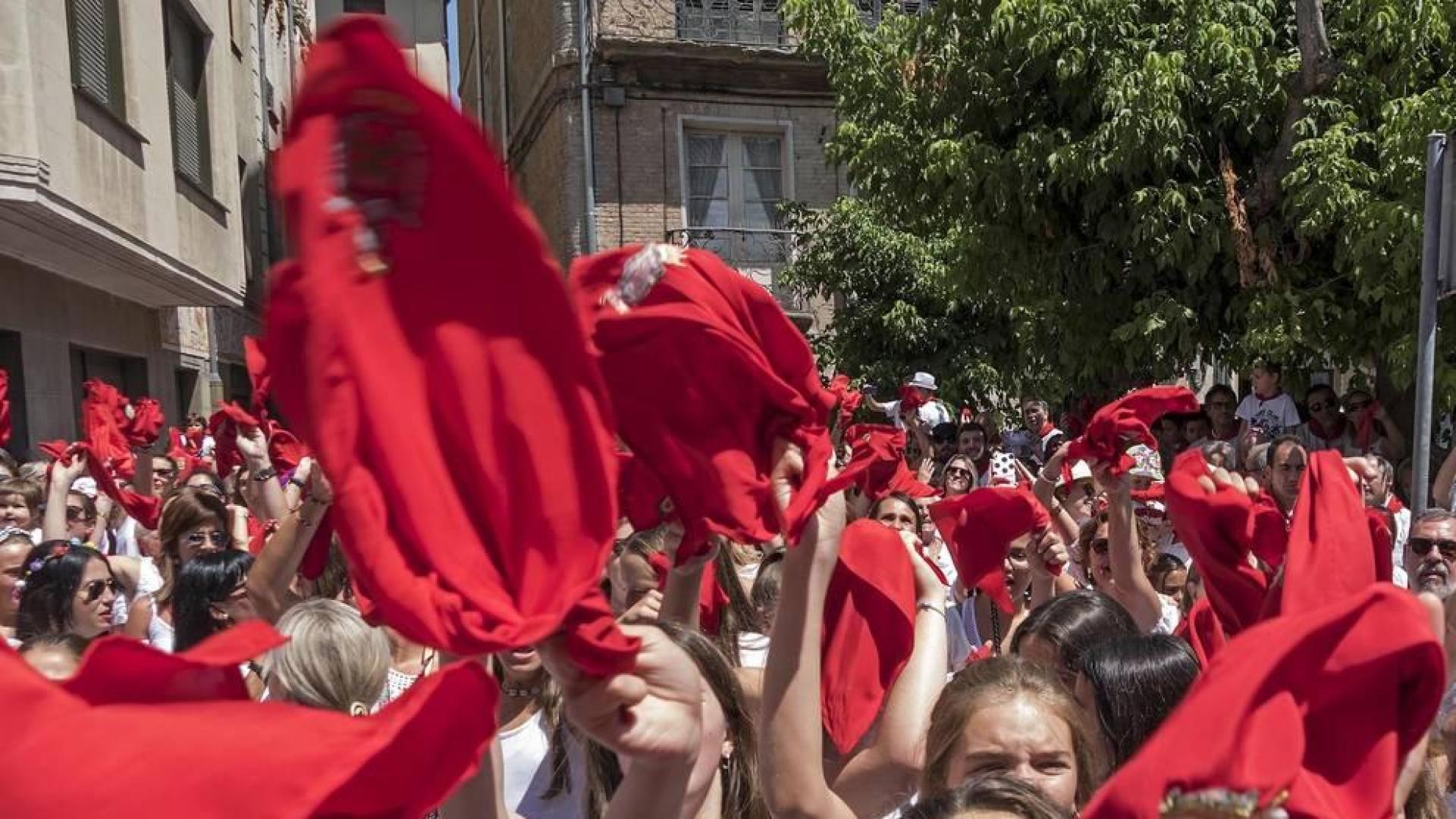 Pañuelos al aire para saludar a la corporación una vez alcanzada la casa consistorial.