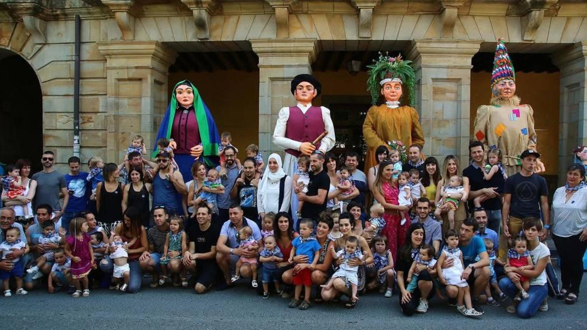 Los niños nacidos en el último año y sus familiares posaron, ya con los pañuelos, frente a los gigantes Beltzazuria, Beraxko, Txiñerratso y Kixkimau.