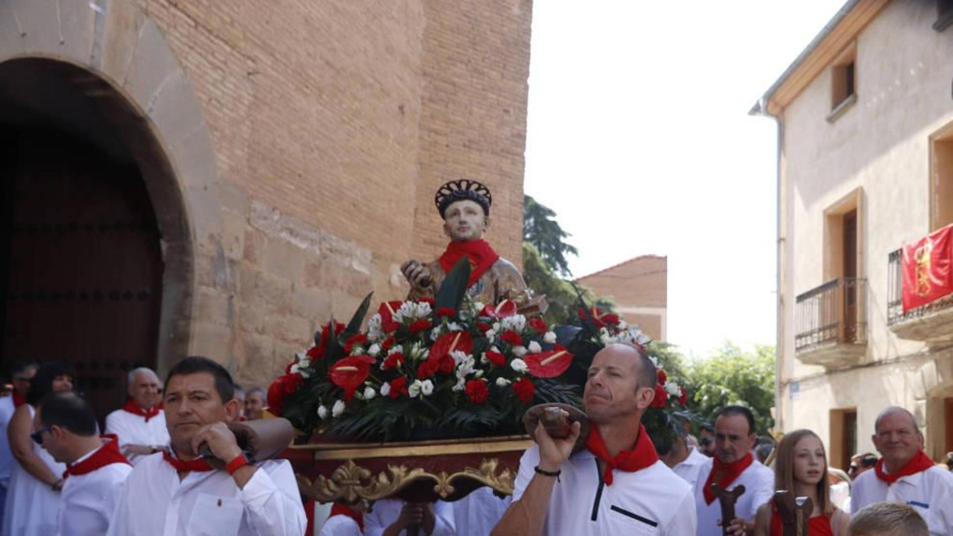 Los hombres de la cuadrilla 'Los Viernazos' portaron la imagen de San Esteban.