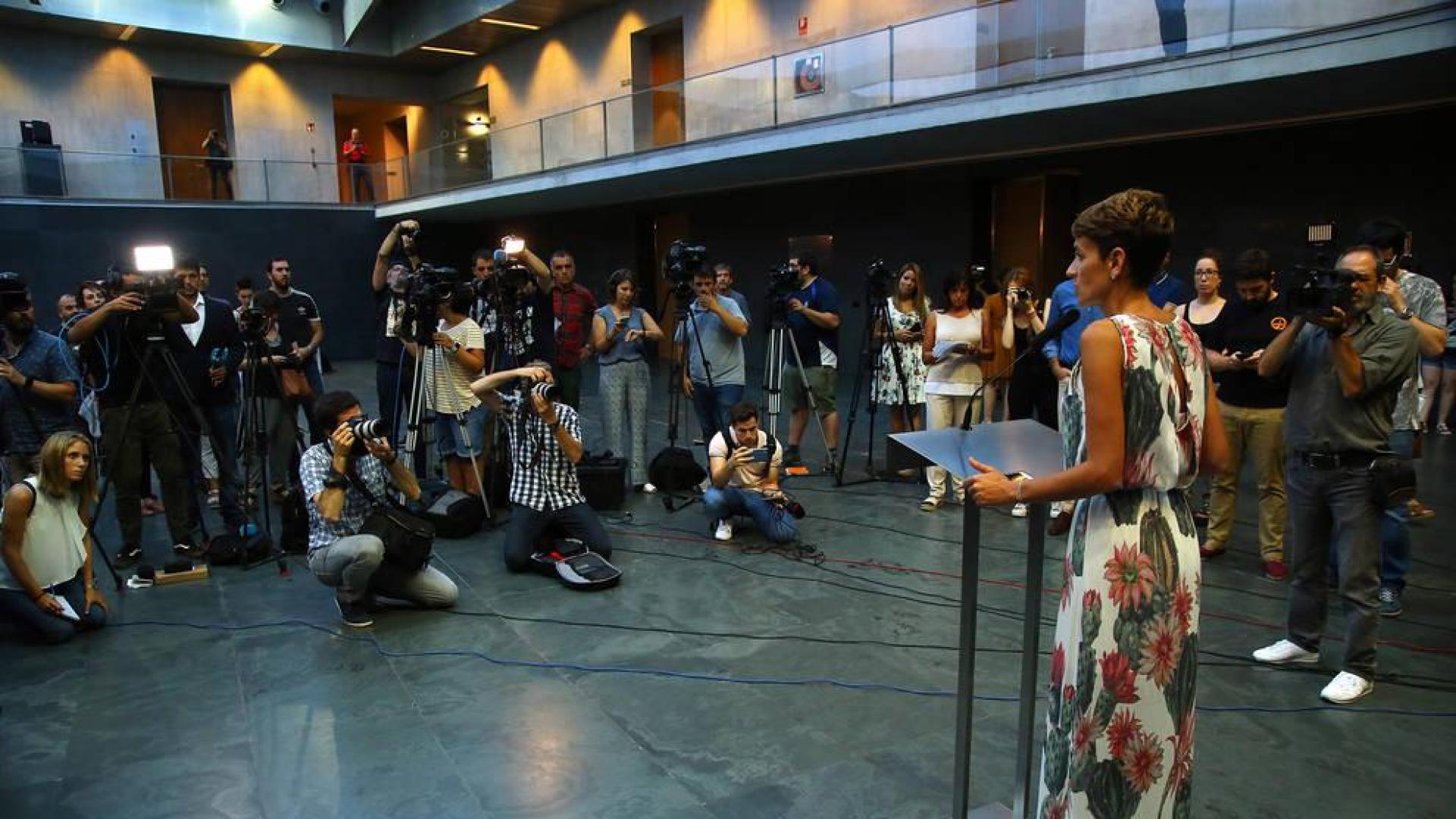 María Chivite atiende a los medios tras el pleno de investidura.