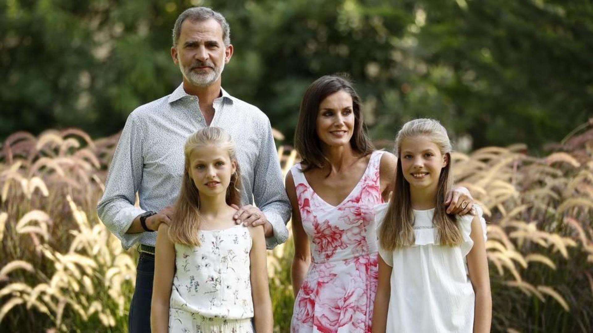 Los reyes y sus hijas vuelven a protagonizar en Marivent el posado de verano