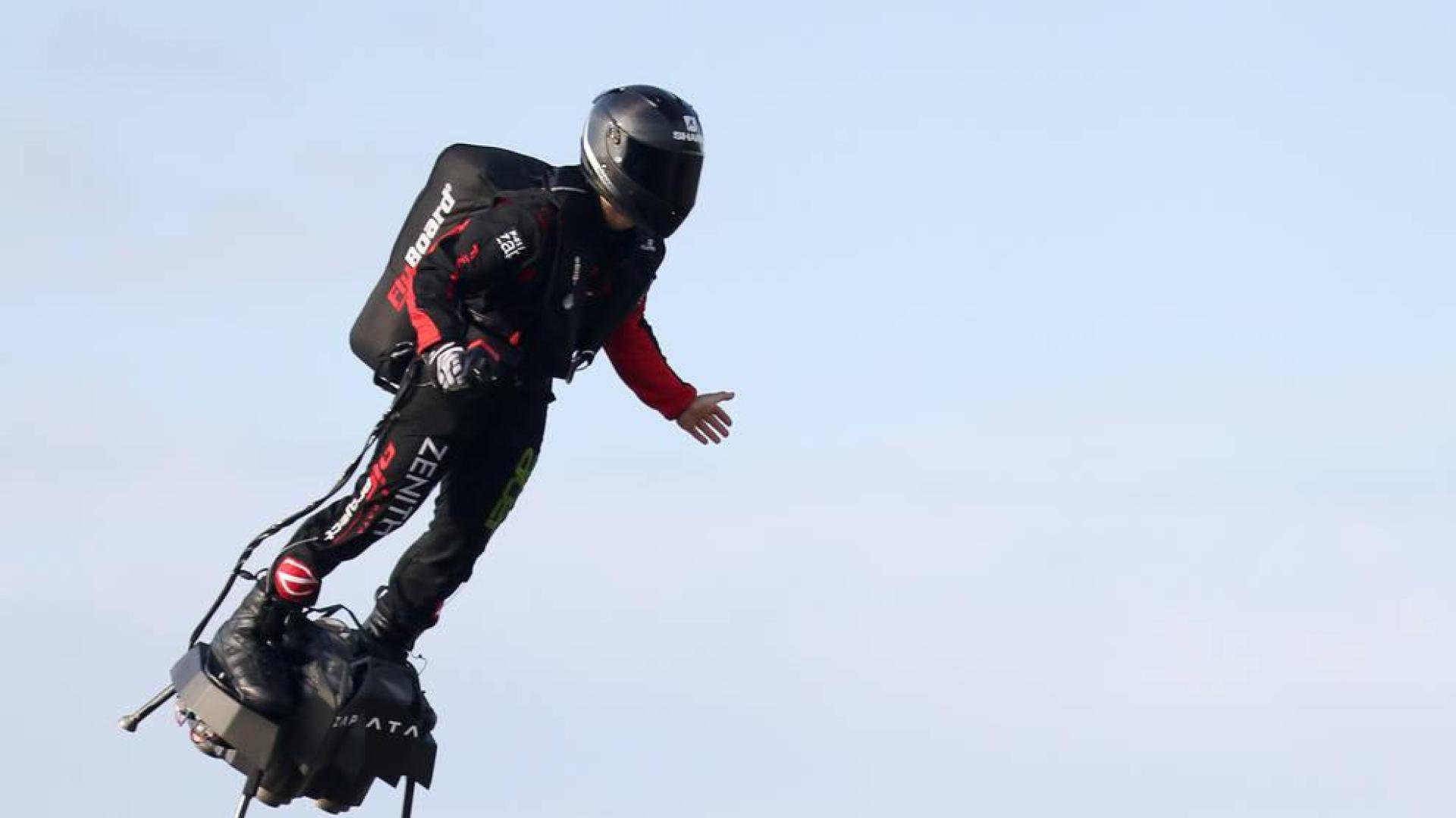 El 'soldado volador' logra cruzar el Canal de la Mancha en "flyboard"