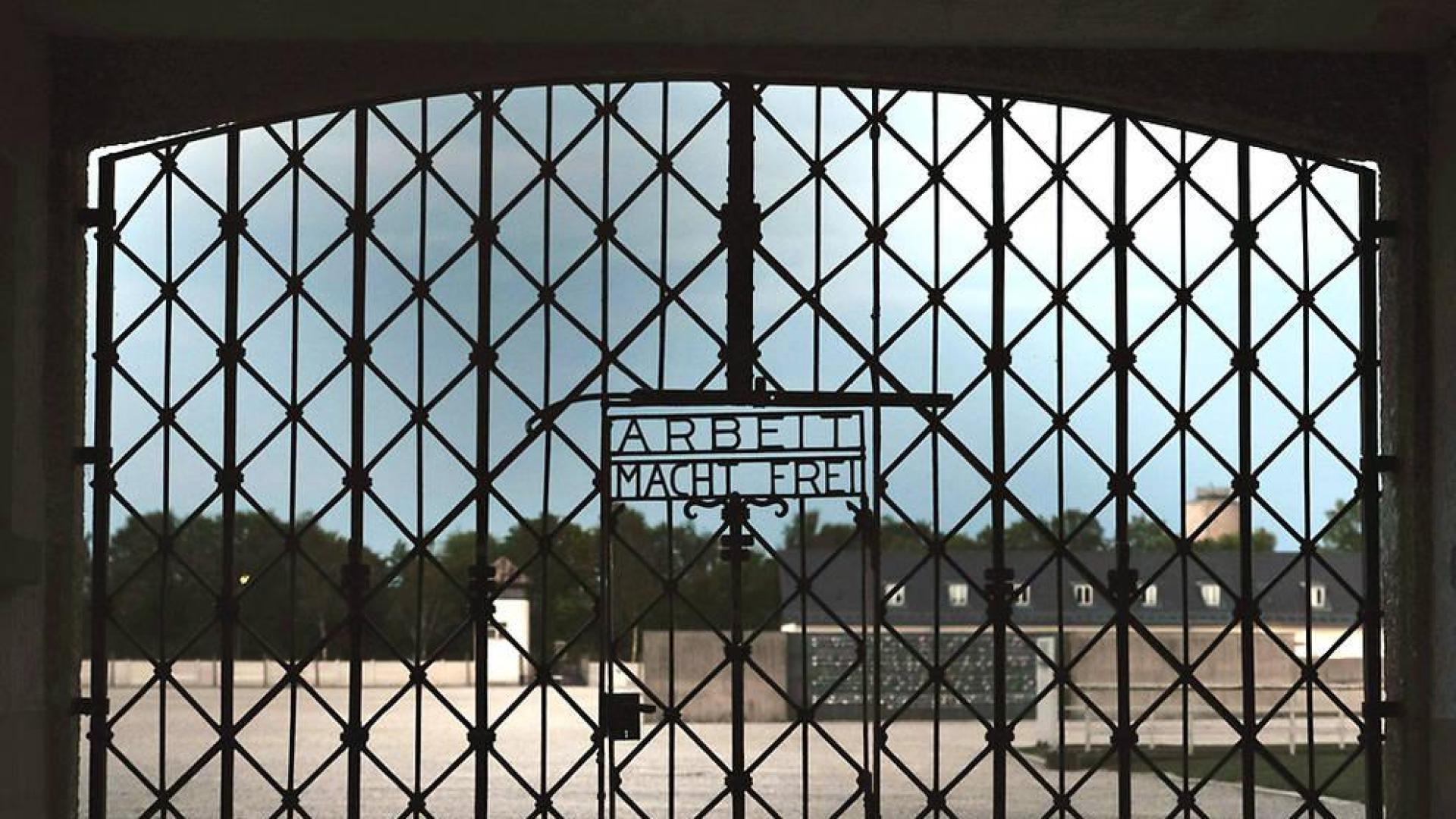 Roban una puerta de Dachau con la frase 'Arbeit macht frei'