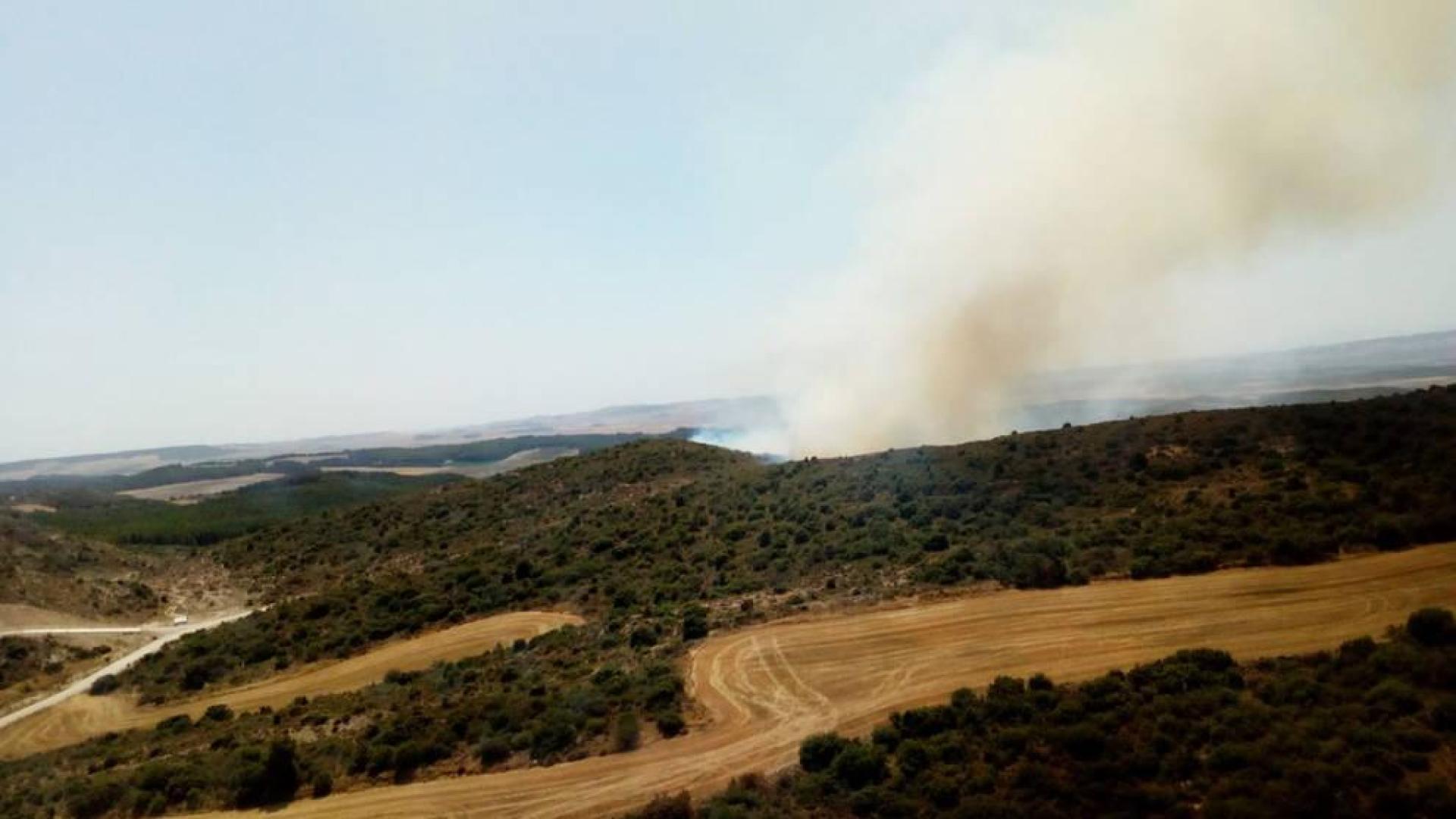 El incendio de un tractor en Artajona propaga las llamas hacia el monte