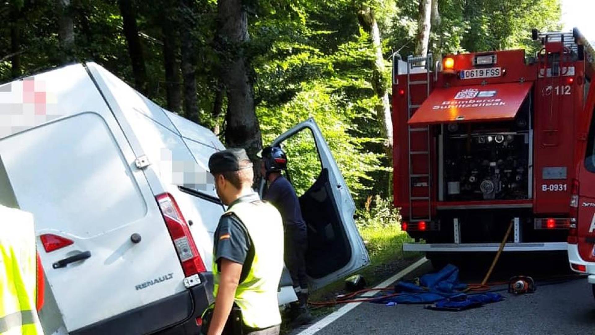 Agentes de la Guardia Civil y personal de Bomberos de Navarra en el lugar del accidente.