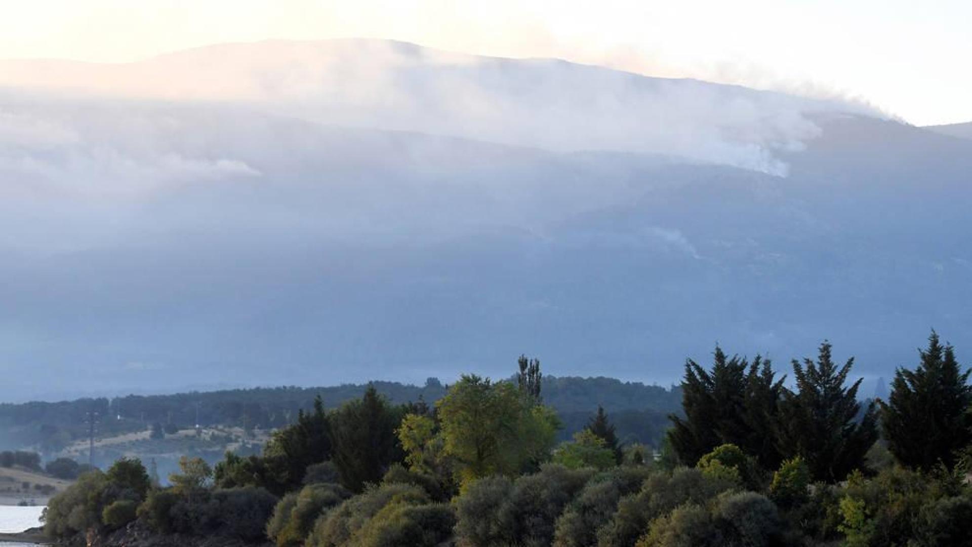 Vista del incendio forestal declarado cerca del Real Sitio de San Ildefonso-La Granja, en la frontera del Parque Nacional de Guadarrama.