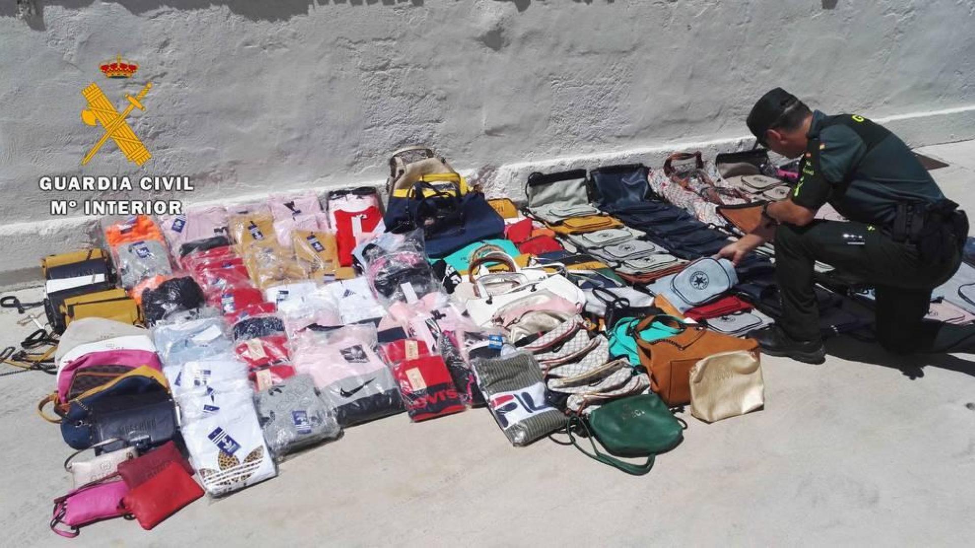 Incautados cientos de productos falsificados para su venta en fiestas de Navarra