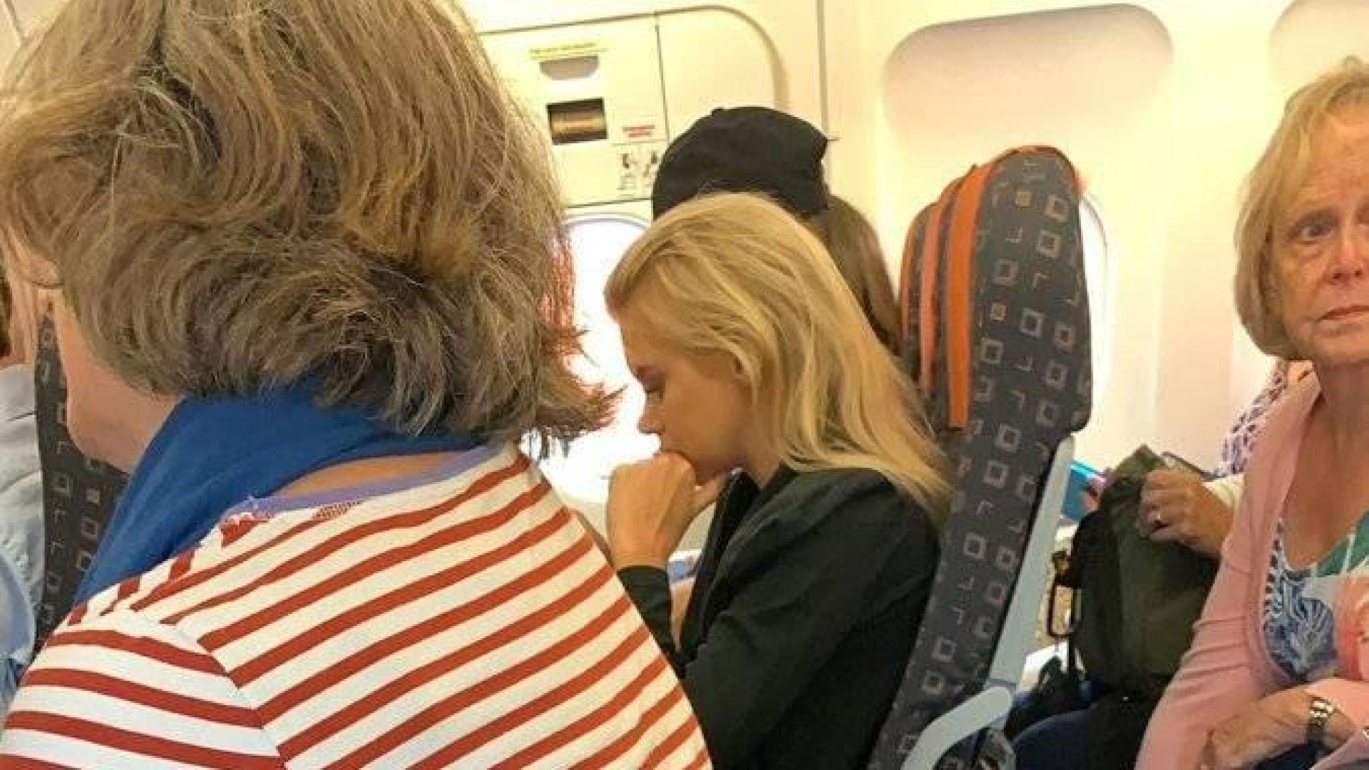 EasyJet pide a un tuitero que borre la foto de una pasajera en un asiento sin respaldo