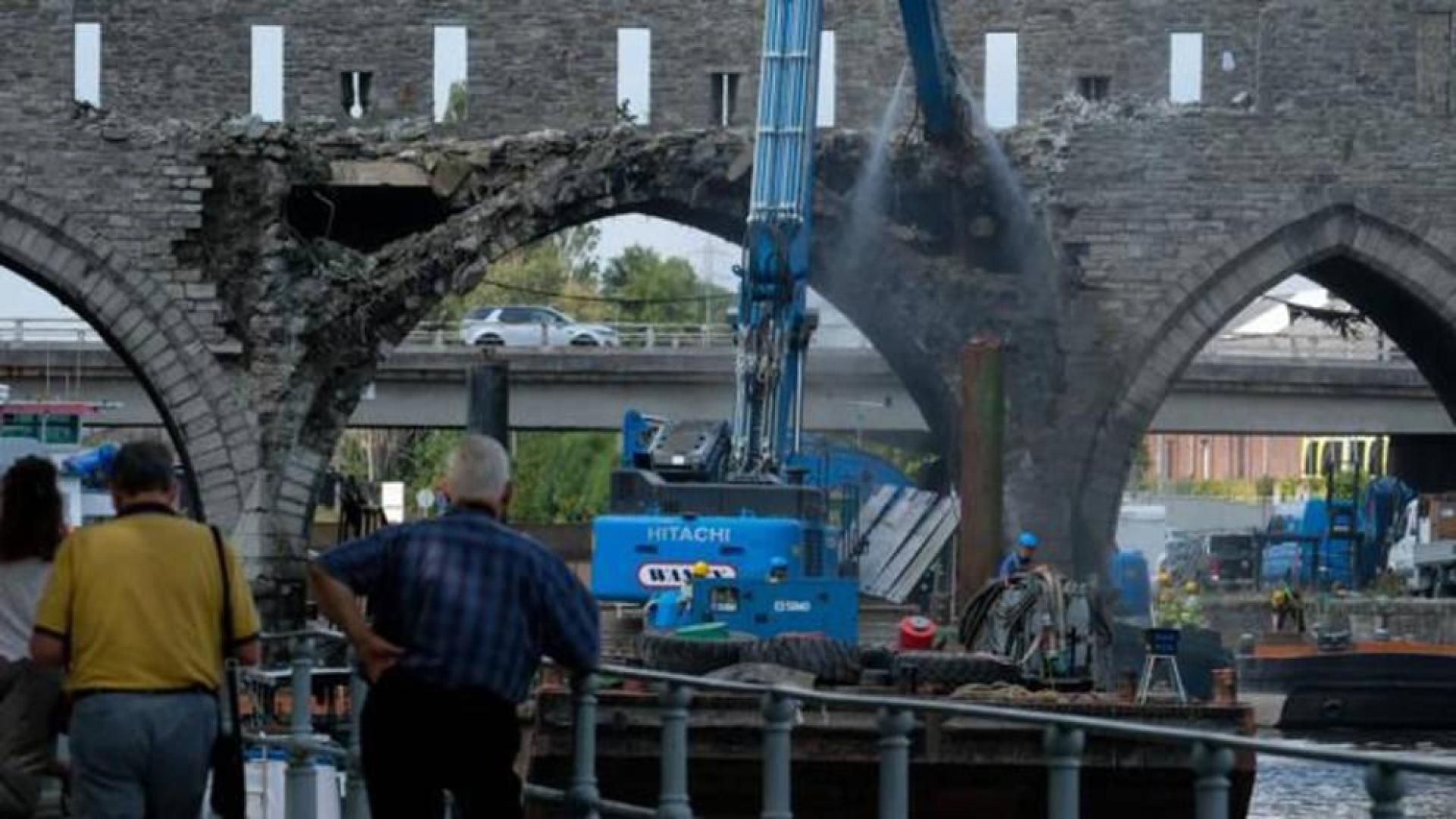 Bélgica derriba un puente medieval para dejar pasar a los cruceros