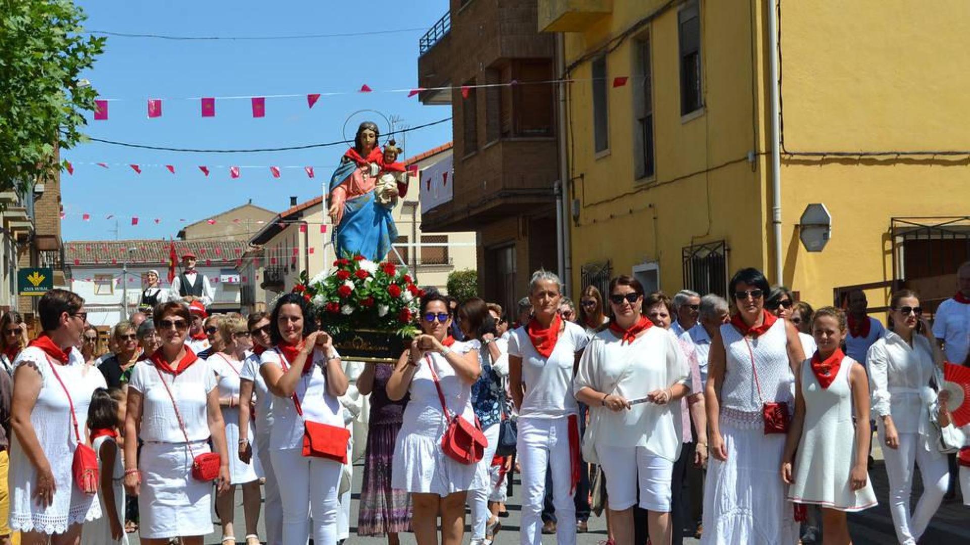 Las mujeres que llevaron las andas de la Virgen del Rosario, encabezaron también la procesión que recorrió el centro de la localidad.