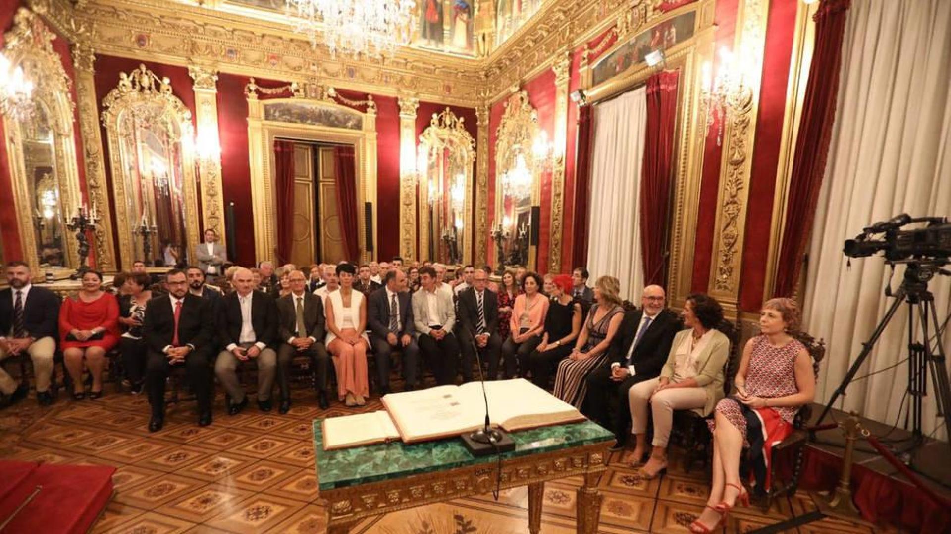 Los familiares arropan a los consejeros en su toma de posesión