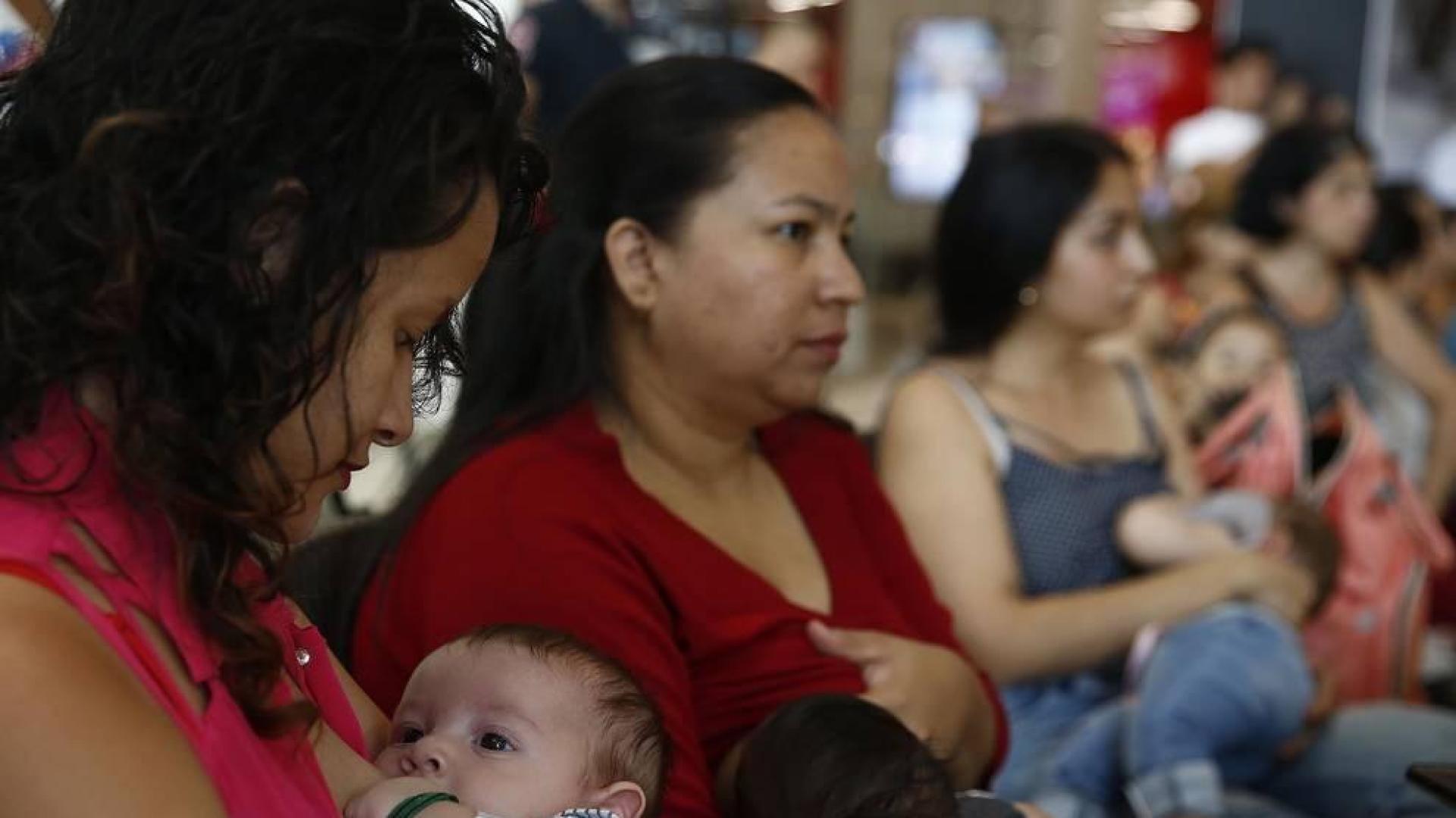 Un grupo de madres amamanta a sus bebés, en Medellín (Colombia), el viernes, con motivo del 'Lactatón' para promover la lactancia materna.