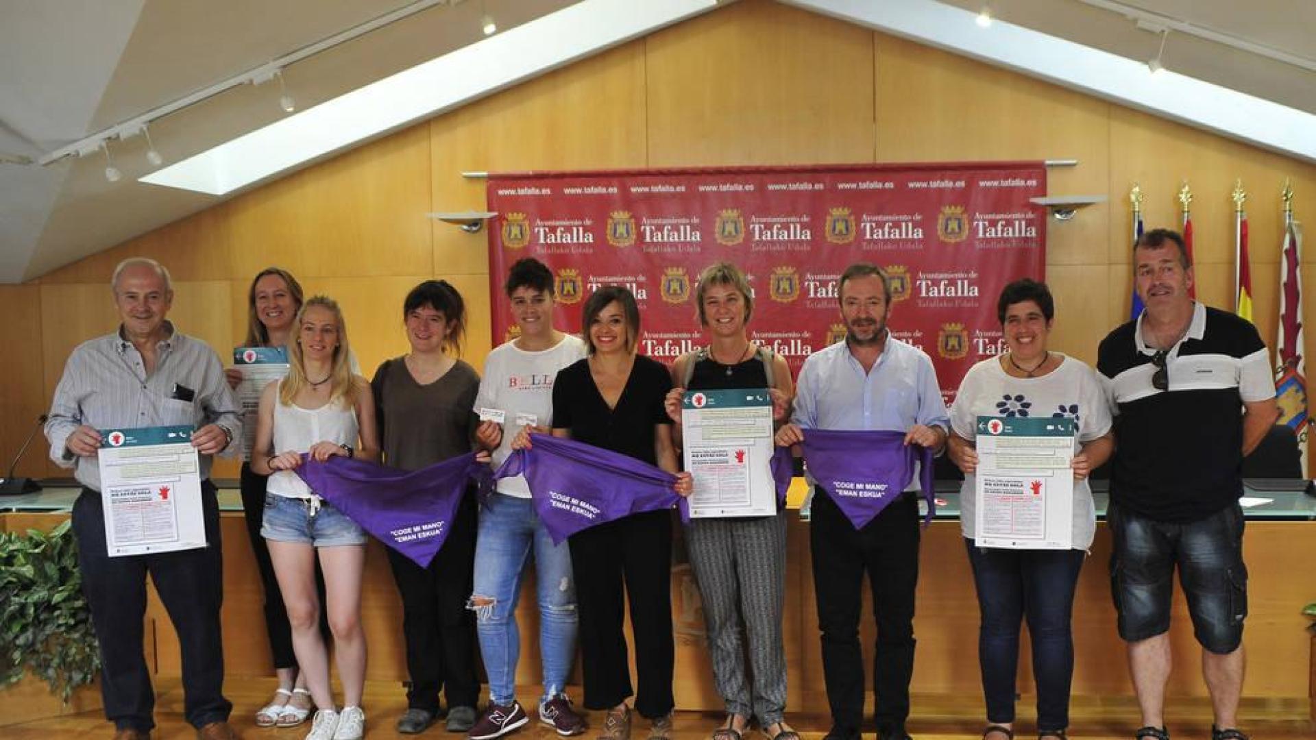 La corporacón y representantes de colectivos feministas posan contra las agresiones sexistas.