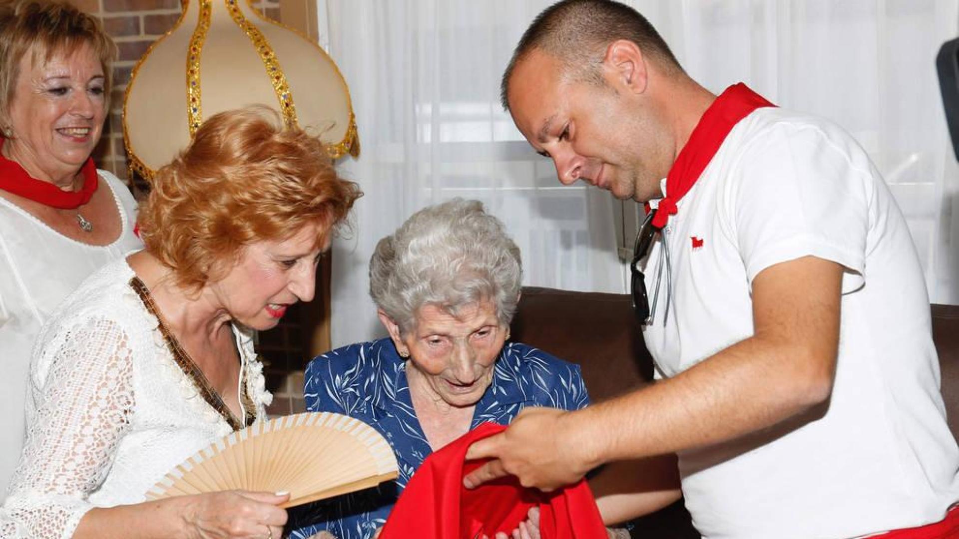 María Luisa García recibe el pañuelo del alcalde, Sergio Vitas.