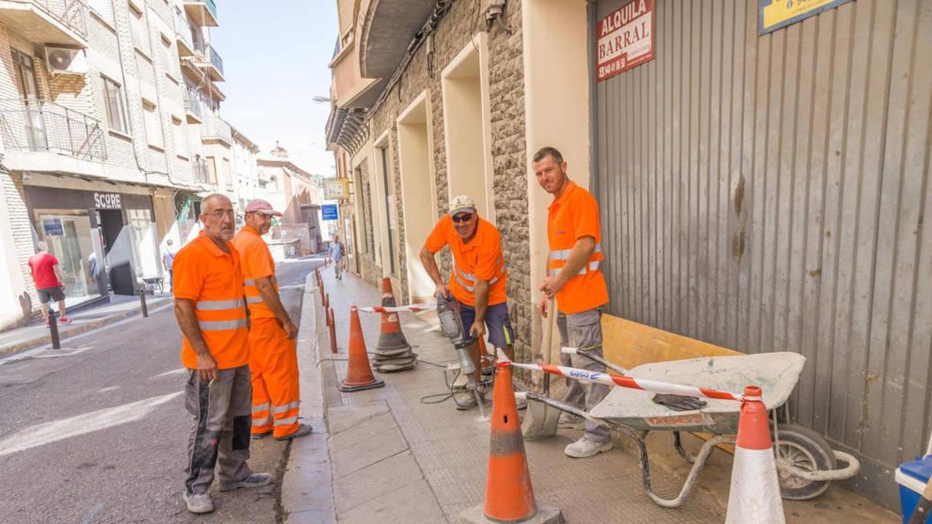 Varios operarios de la empresa Excavaciones Fermín Osés realizan los primeros trabajos en la calle Eza.