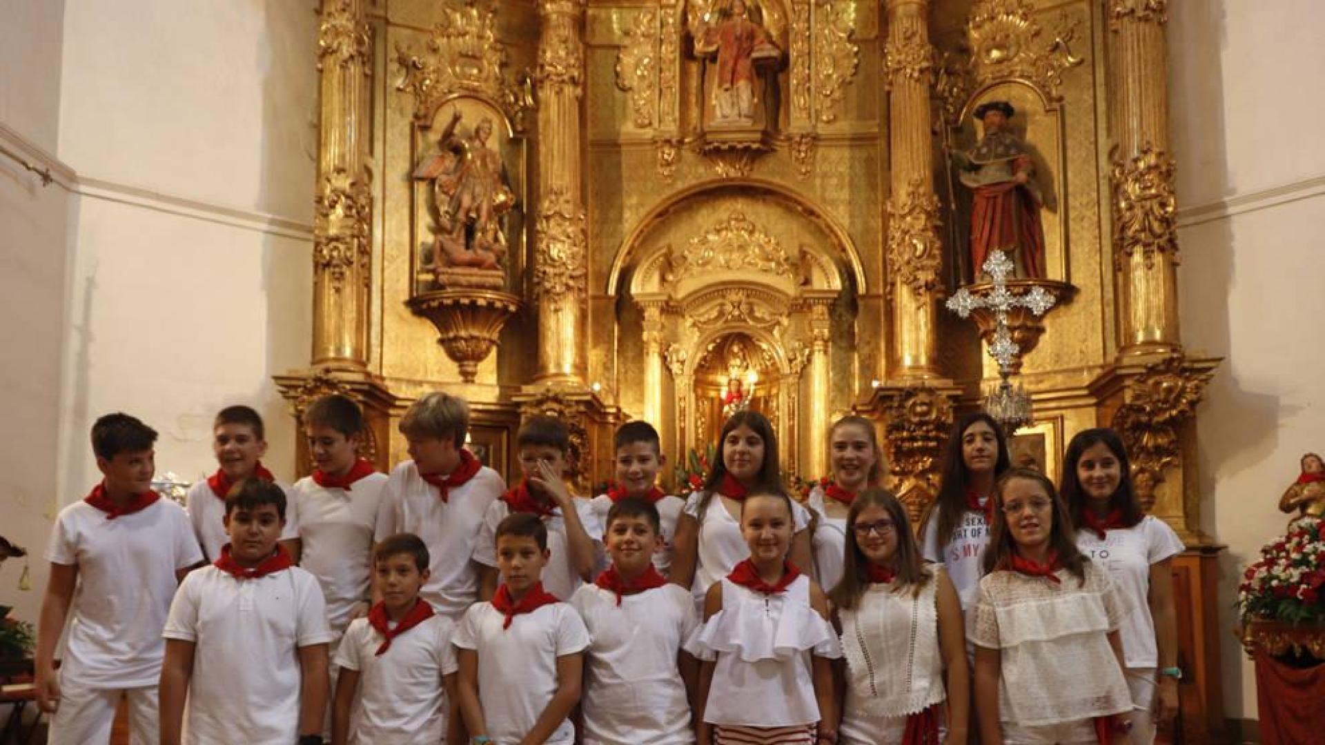 Los niños de Arguedas, con San Esteban Chiqui