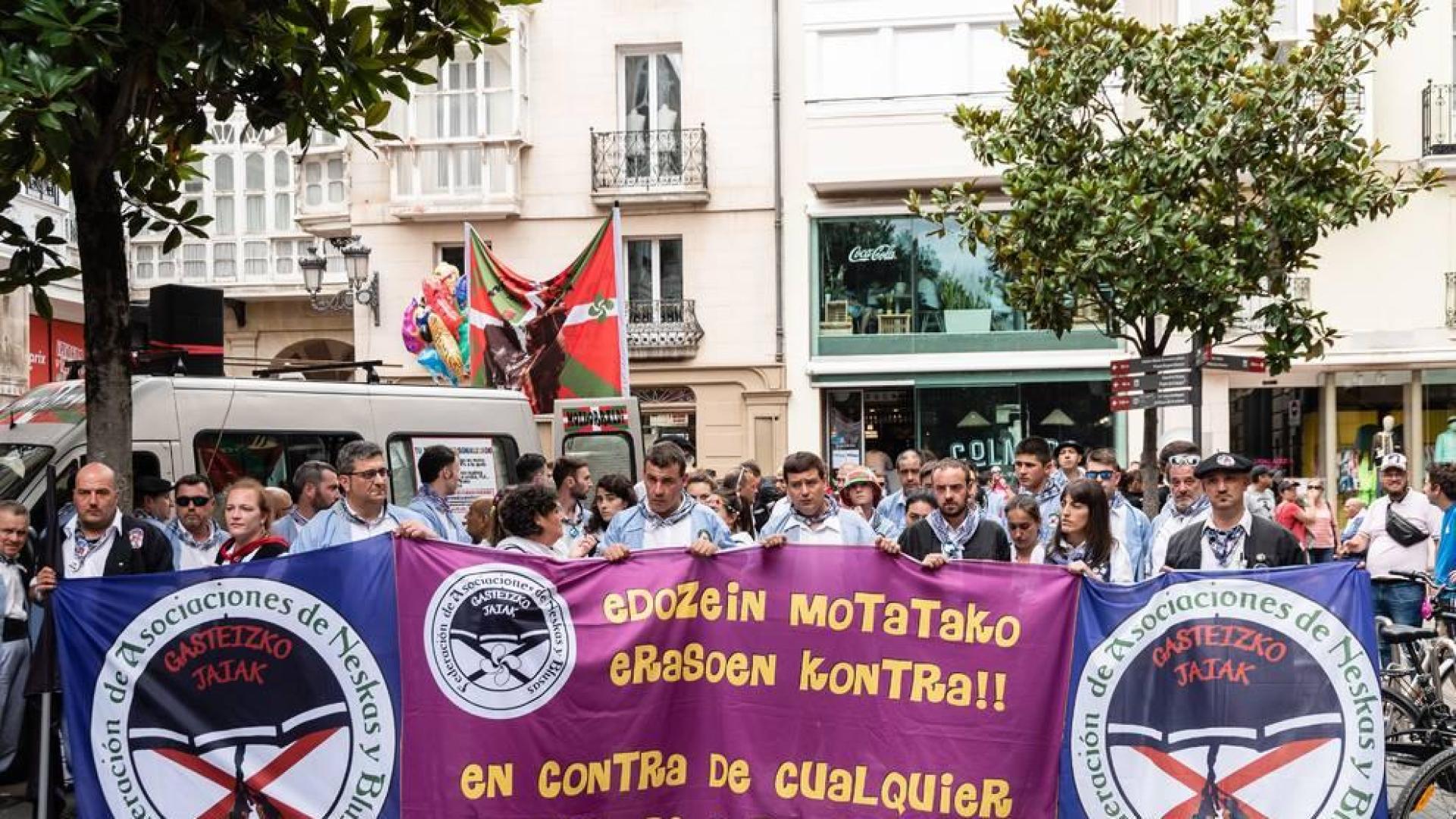 Impiden desfilar a una cuadrilla por pancartas machistas en fiestas Vitoria