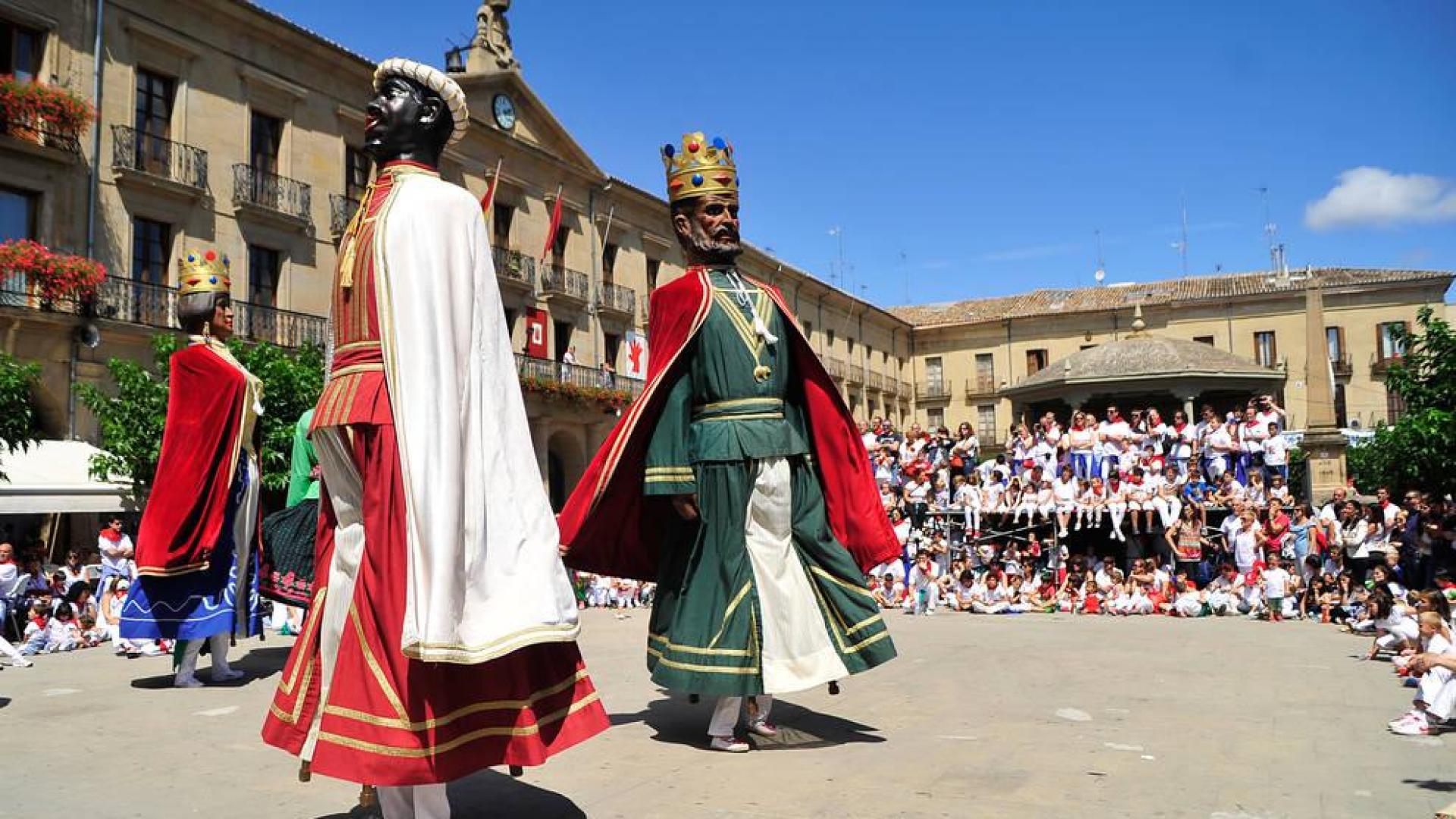 Gigantes en la plaza Francisco de Navarra de Tafalla.