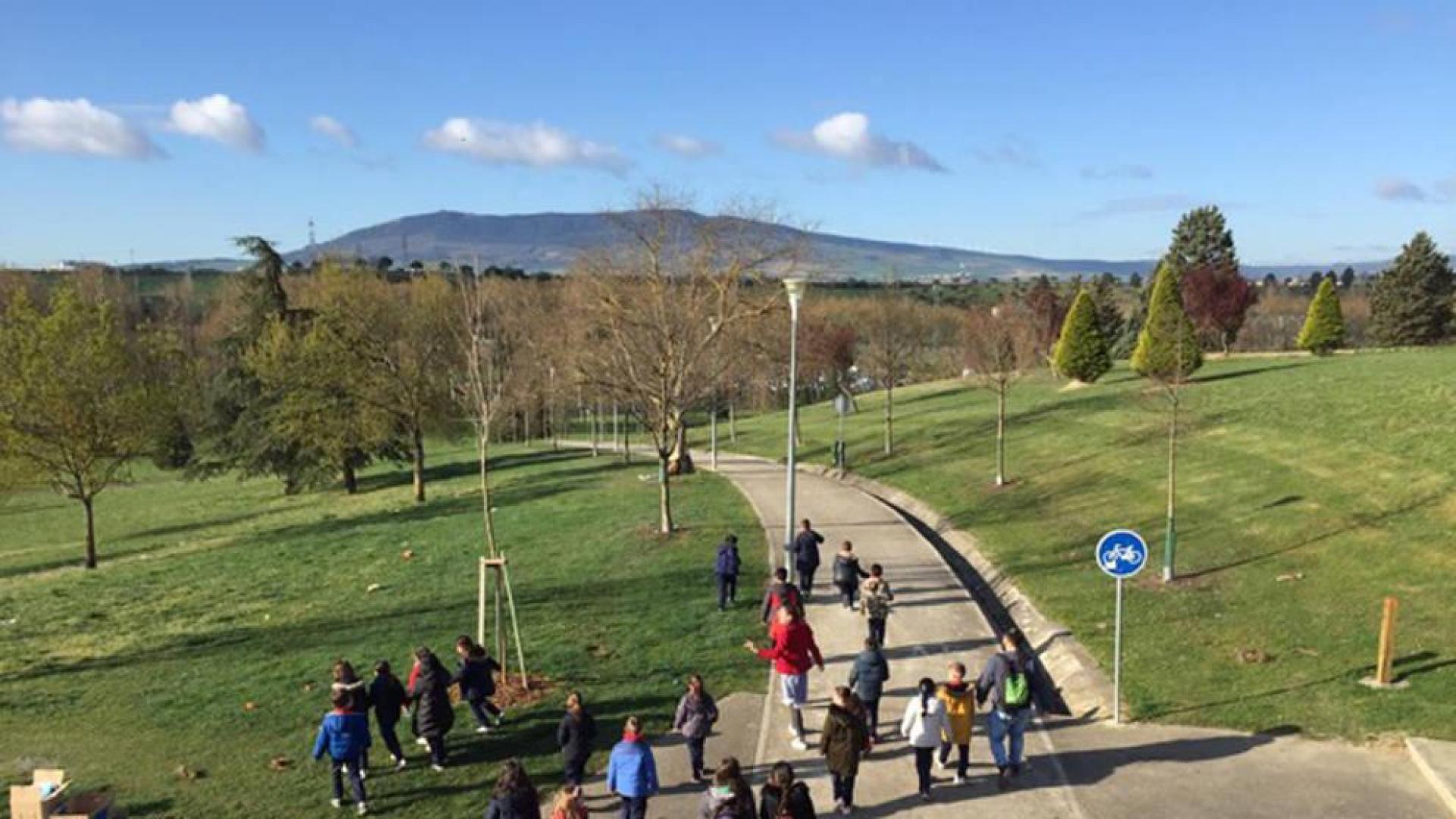 Los alumnos del colegio Santísimo Sacramento de Pamplona en el campus de la Universidad de Navarra.