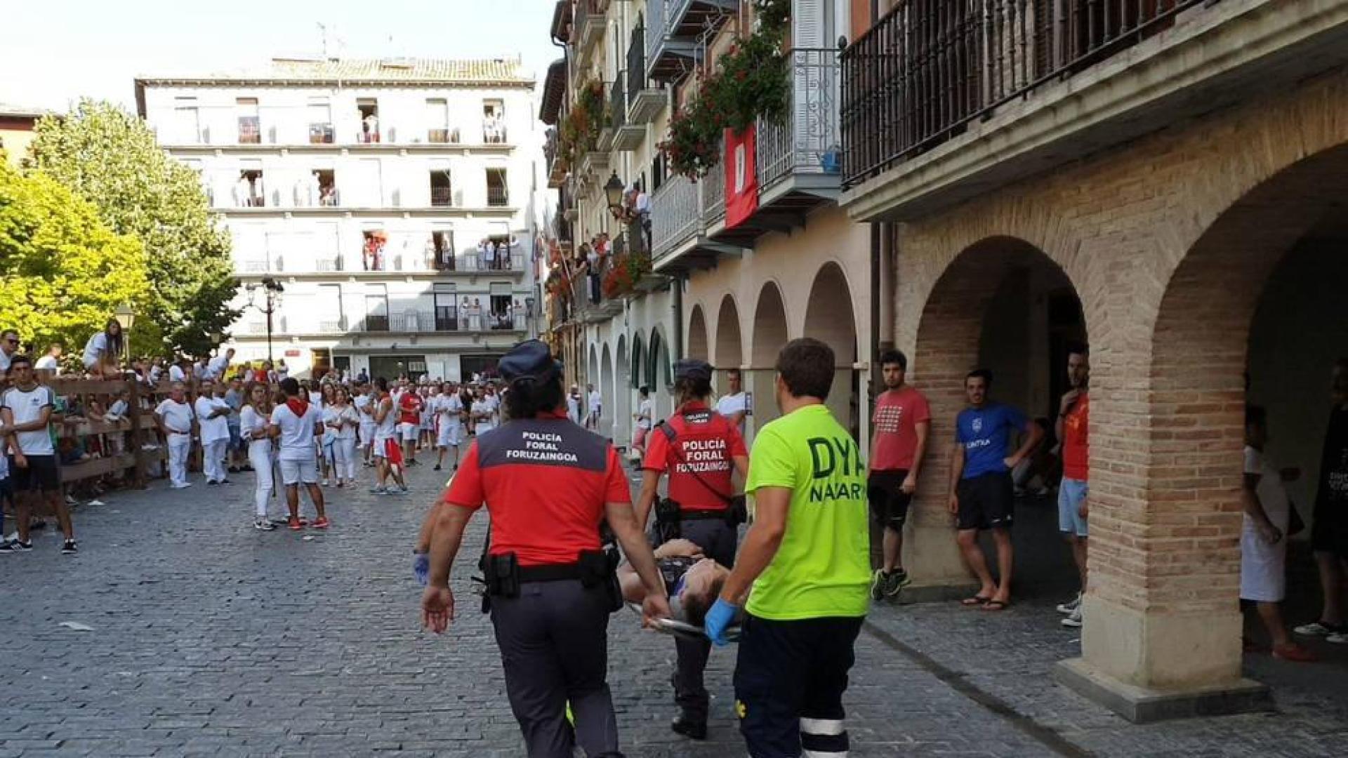 Un hombre es arrollado por una res durante el último encierro de fiestas de Estella