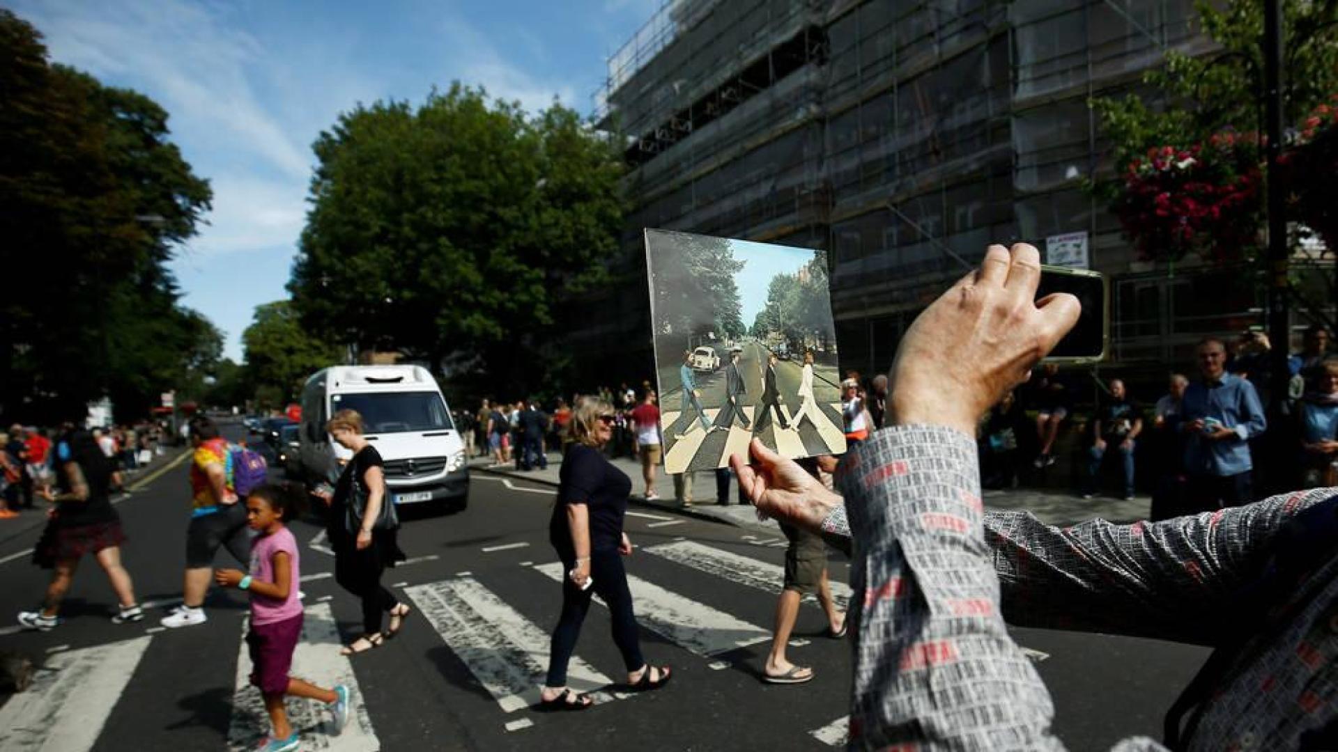 Abbey Road se inunda de fans por el 50 aniversario del disco homónimo.