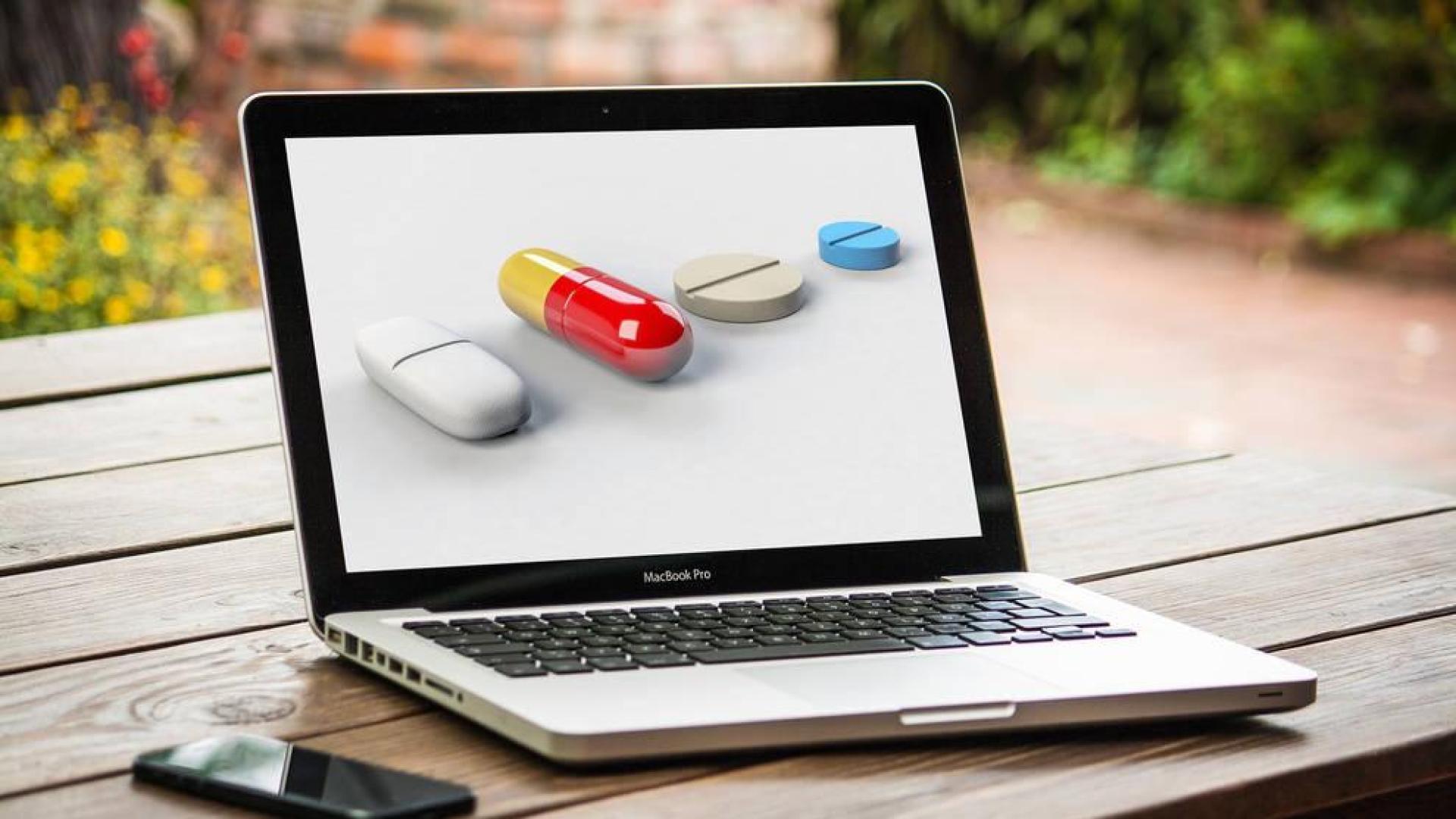 Sanidad investiga denuncias de venta ilegal de fármacos en webs y móviles