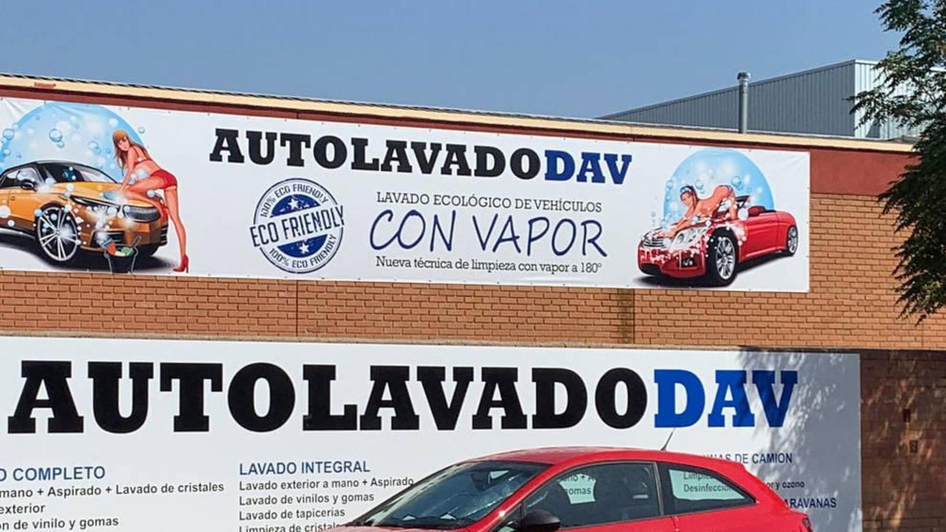 Llevan a la Fiscalía una publicidad de lavado de coches "vejatoria" para las mujeres