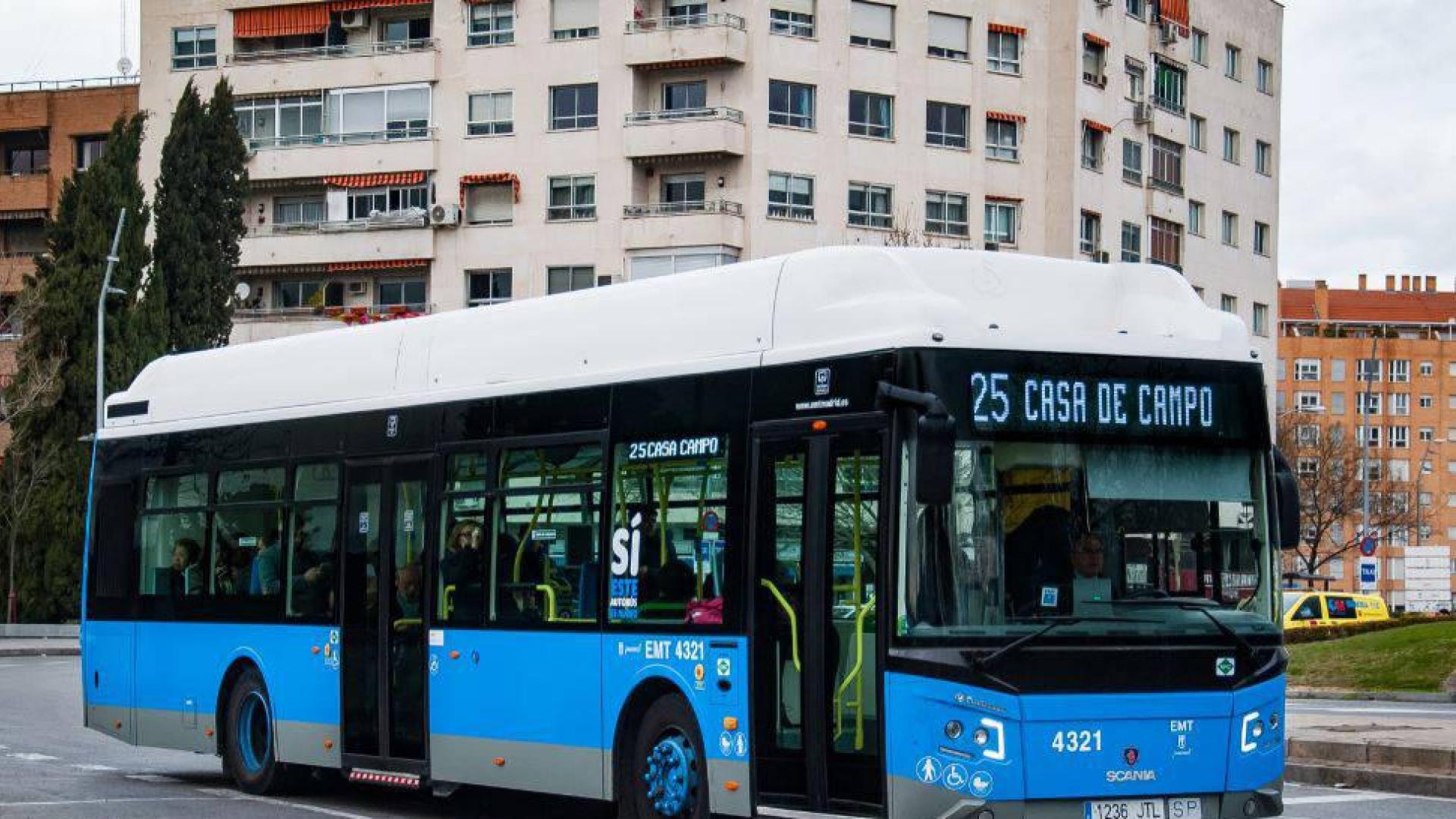Detenido por golpear y proferir insultos racistas a una mujer negra en un autobús de la EMT