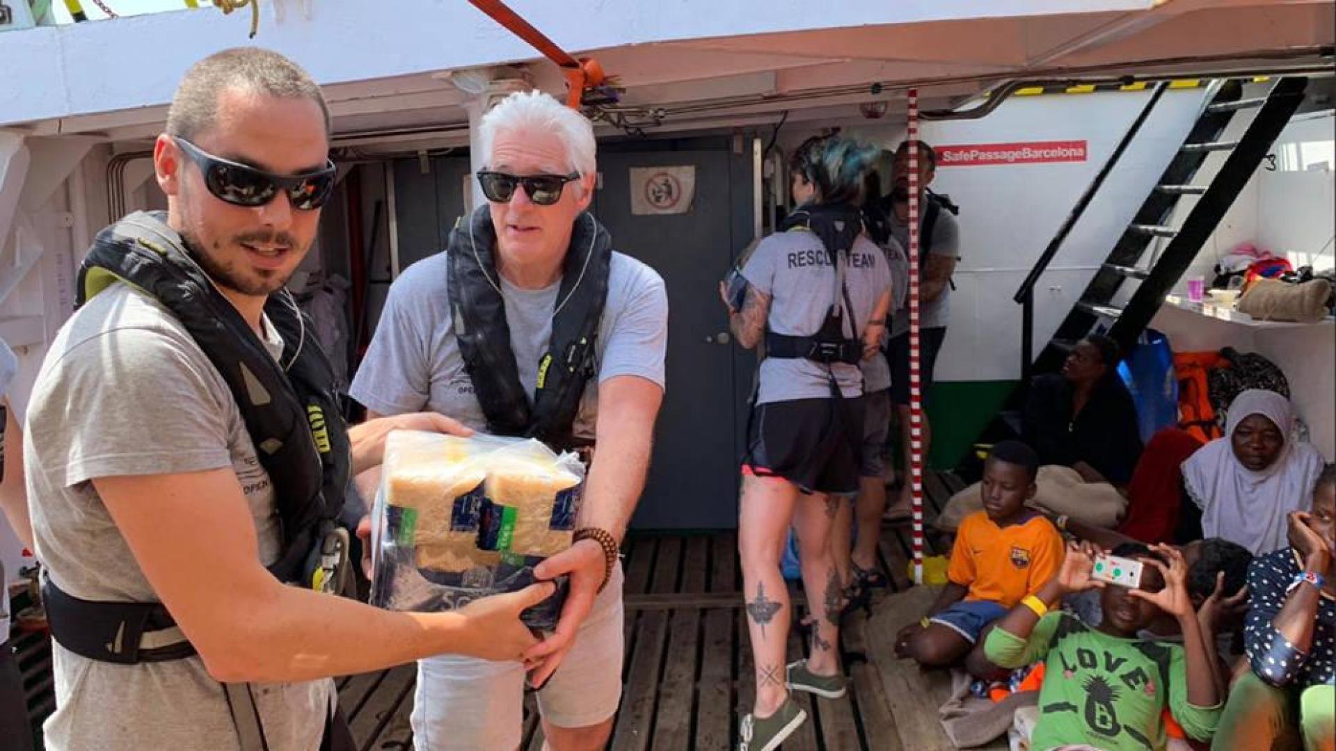 Richard Gere lleva víveres al barco de Open Arms con 121 inmigrantes