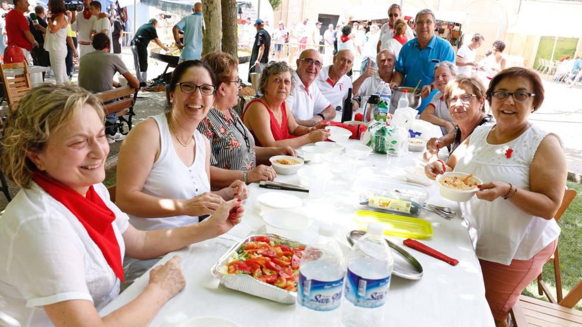 Imagen de una de las cuadrillas participantes en la comida popular de arroz con bogavante celebrada ayer en Fustiñana.