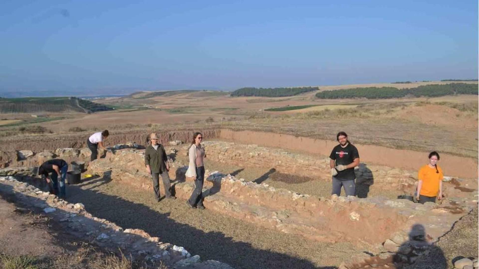 Arqueólogos  voluntarios excavan en el poblado El Castillar de Mendavia