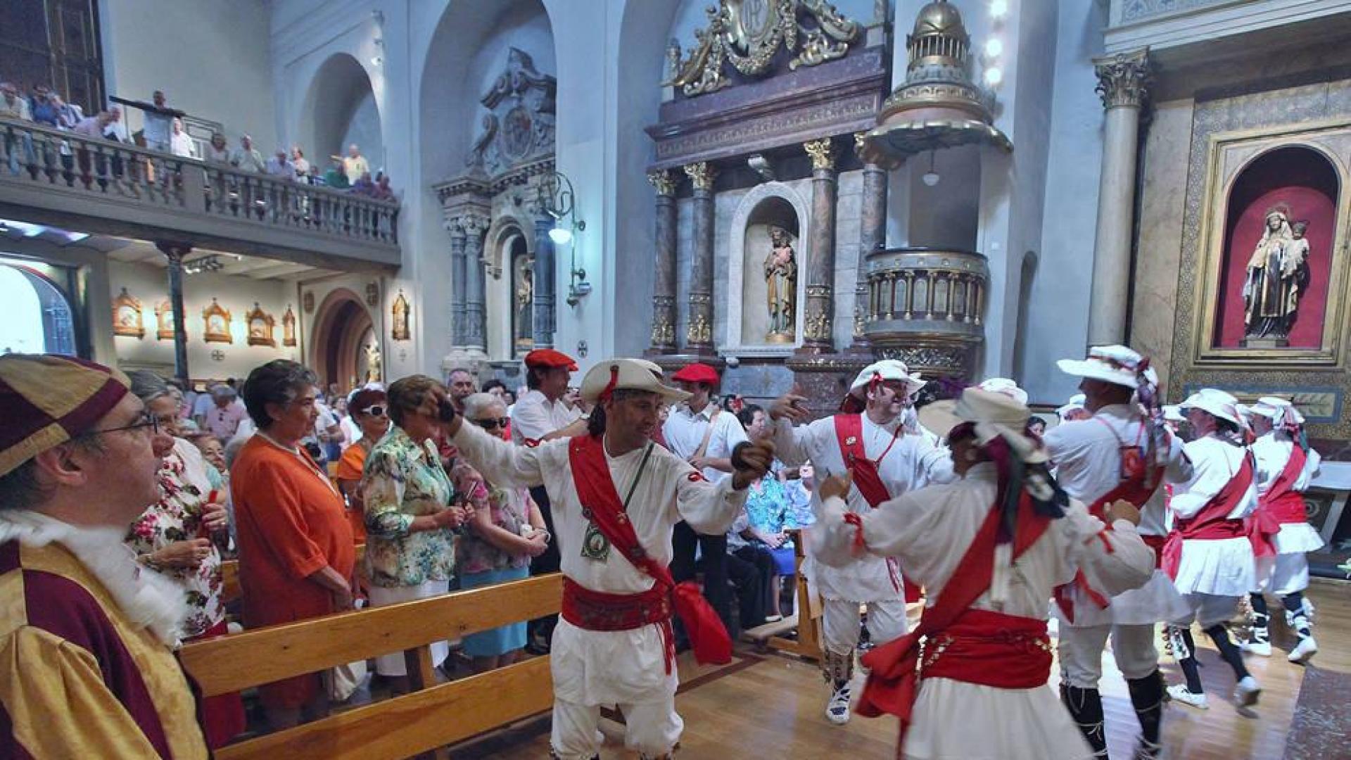 La calle San Lorenzo de Pamplona se engalana con quince horas de fiesta