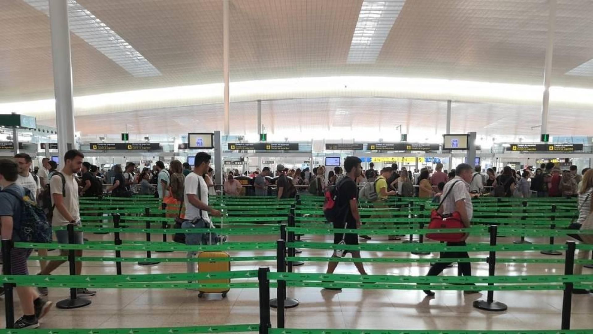 Normalidad en la  primera hora de huelga en los controles de El Prat