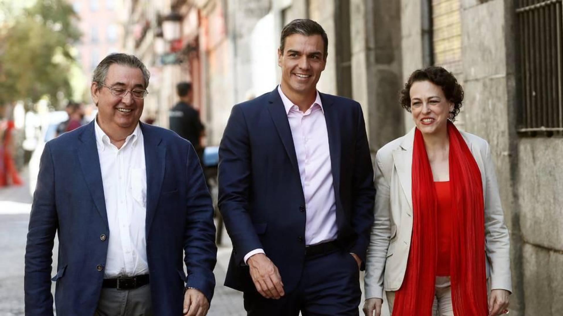 Pedro Sánchez, junto a la ministra de Trabajo, Migraciones y Seguridad Social, Magdalena Valerio, y el secretario de Empleo y Relaciones Laborales, Toni Ferrer a su llegada a la reunión con organizaciones de la Economía Social