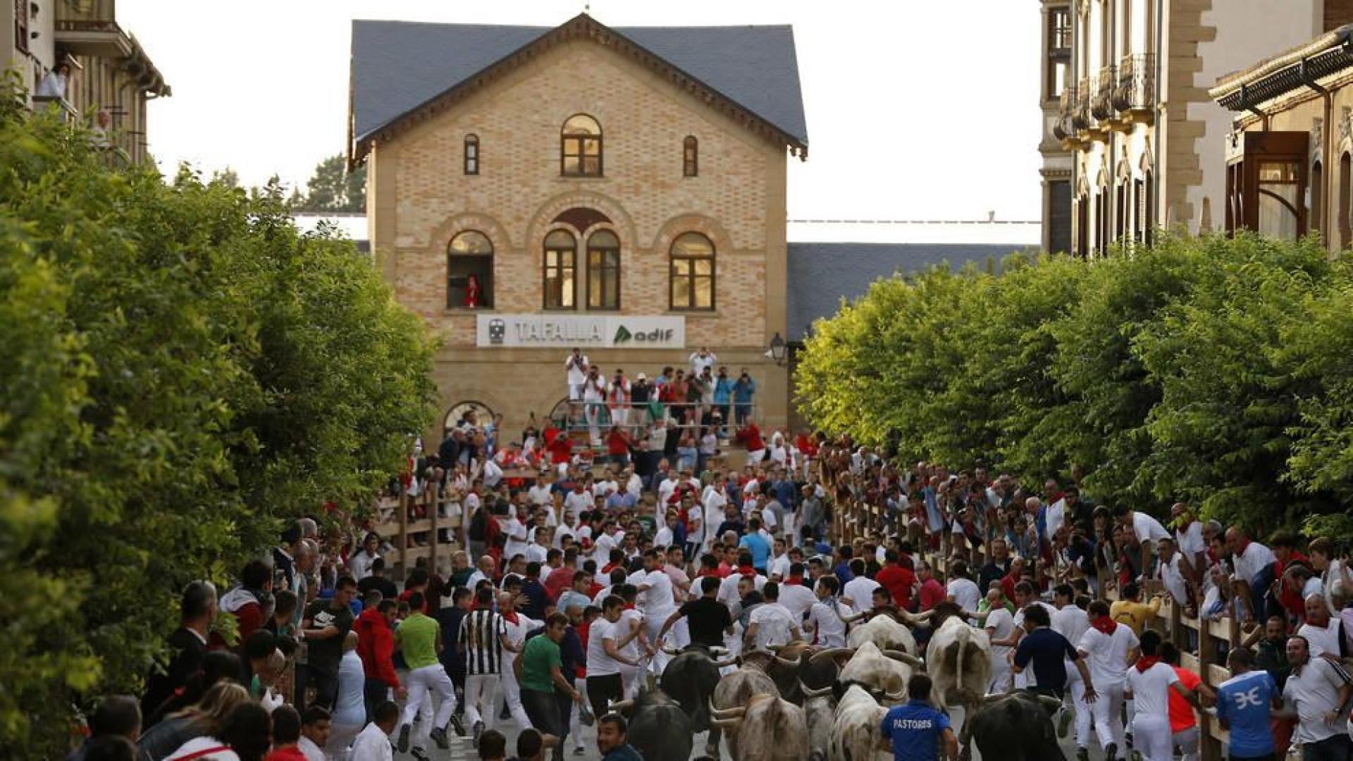 Imagen del encierro de Tafalla a la altura de la estación de tren.