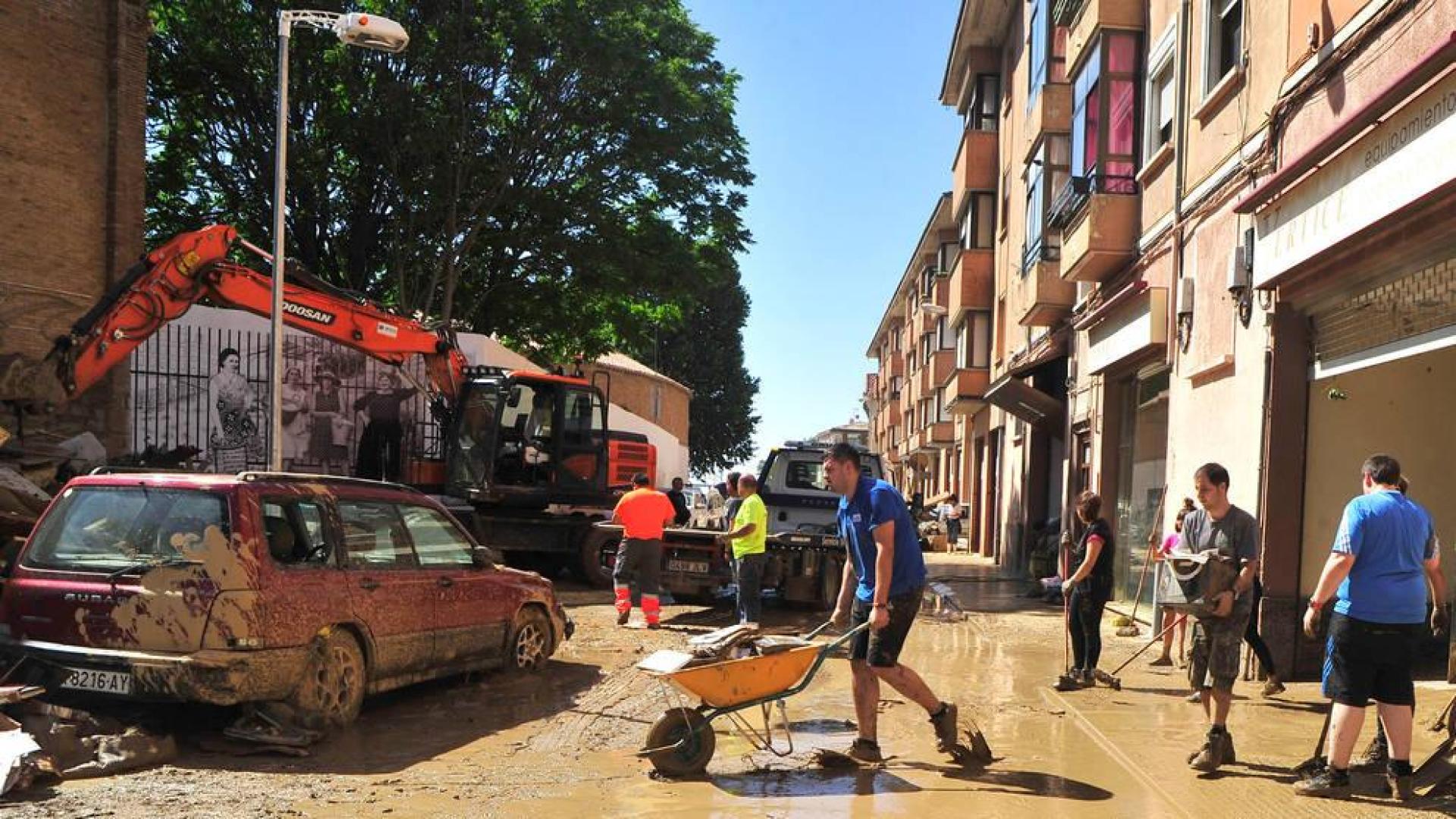 Labores de limpieza el pasado día 10, en la calle Martínez de Espronceda de Tafalla.