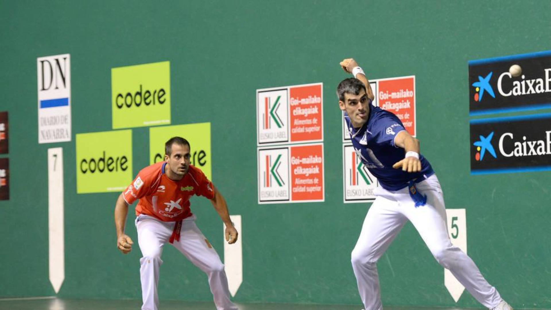 Oinatz Bengoetxea mira a Joseba Ezlurdia golpear una pelota durante un partido anterior. El leitzarra se tomó cumplida venganza de San Fermín.