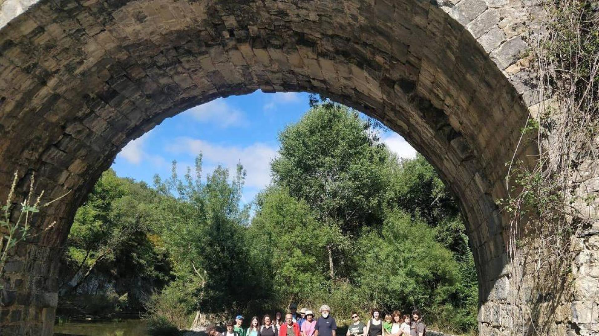 Los voluntarios bajo el puente de Bigüezal durante la jornada de limpieza del río.