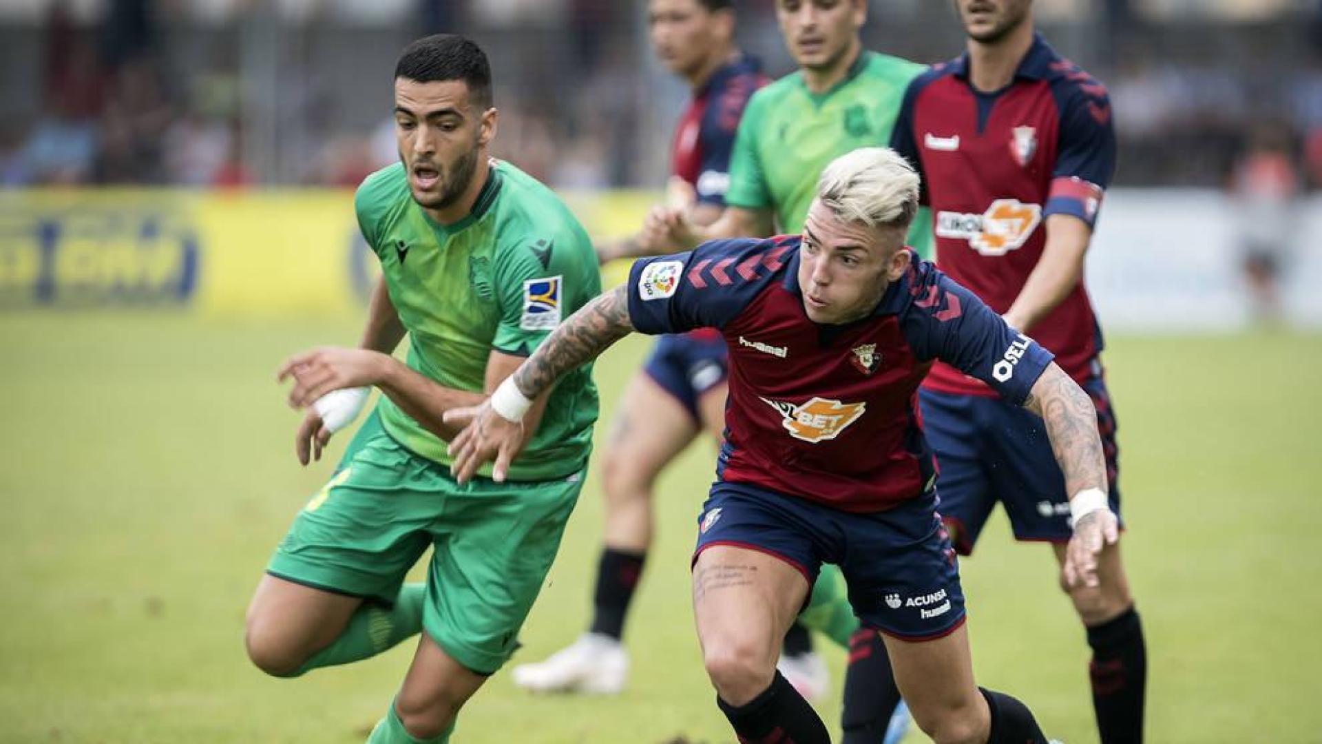 El navarro Mikel Merino pugna por el balón con el rojillo Brandon, el pasado viernes en Irún. Osasuna cayó 2-0 frente a la Real Sociedad.