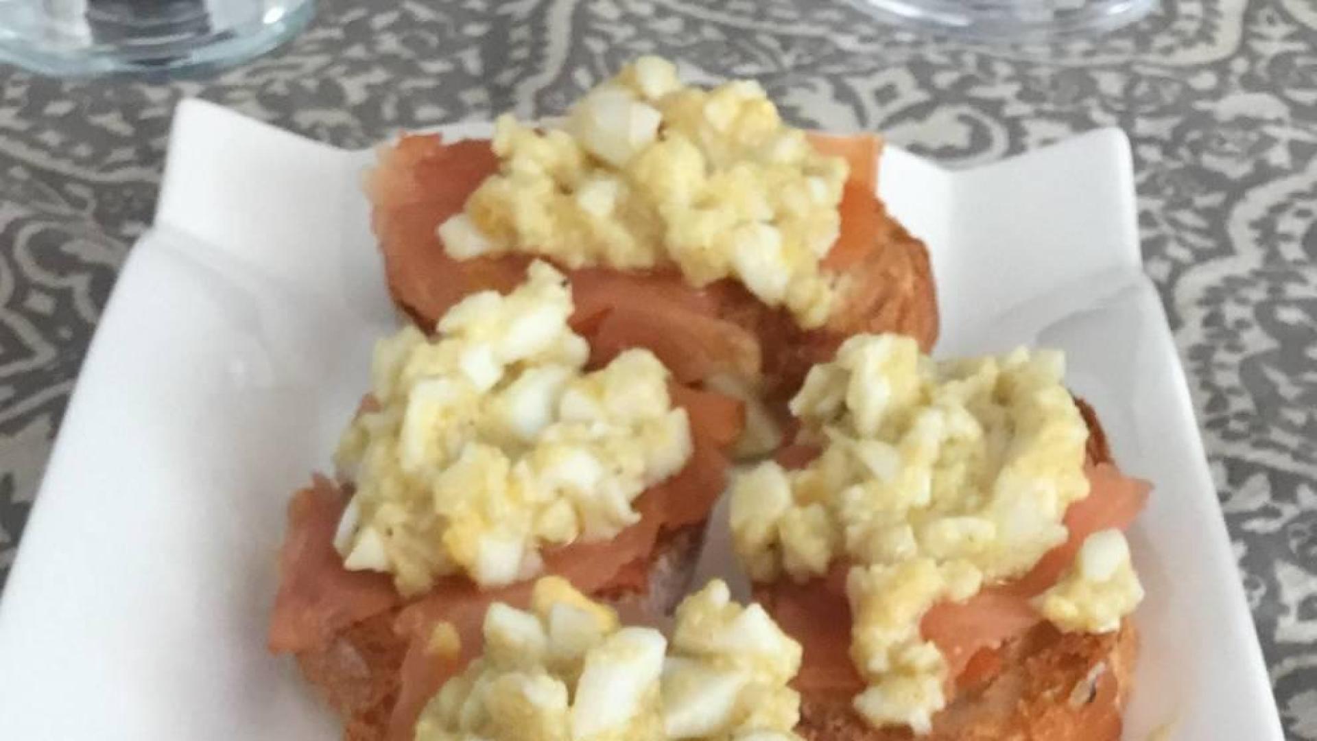 Receta de verano: Salmón, huevo y alcaparras