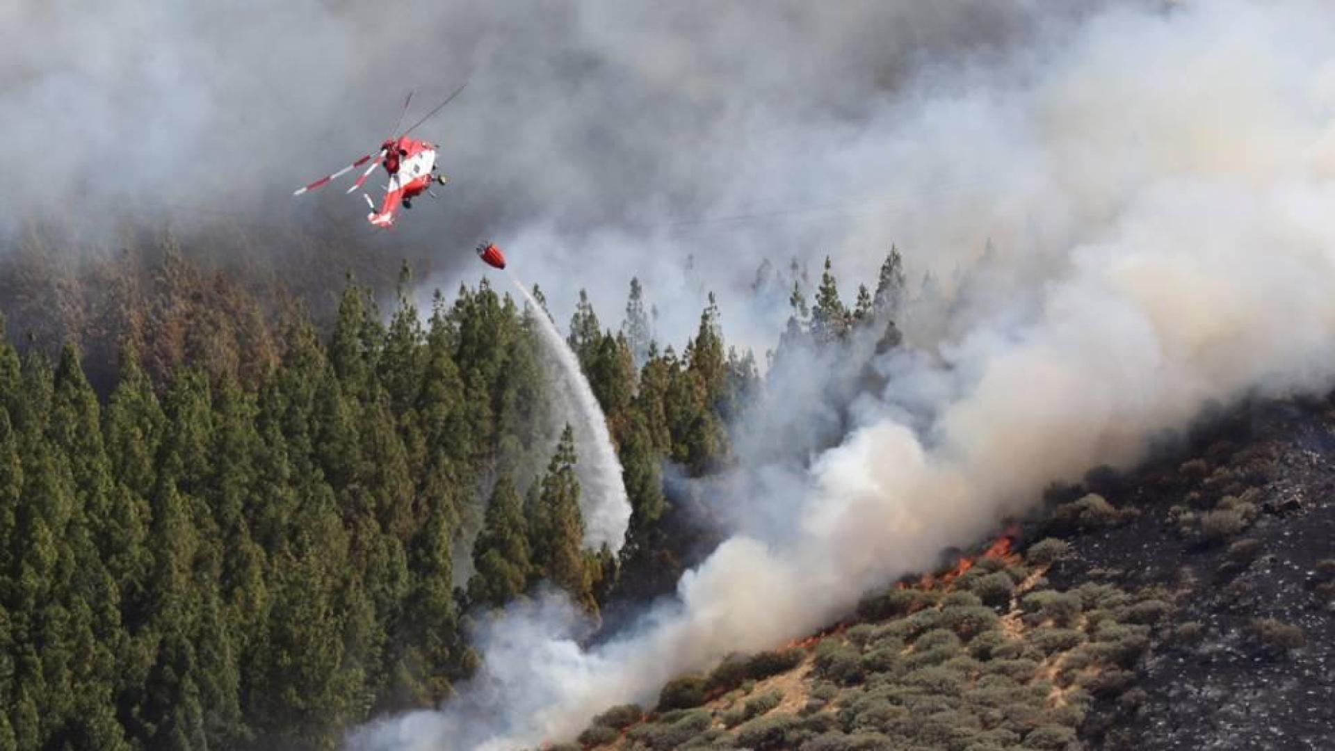 Un incendio en Gran Canaria vacía doce barrios