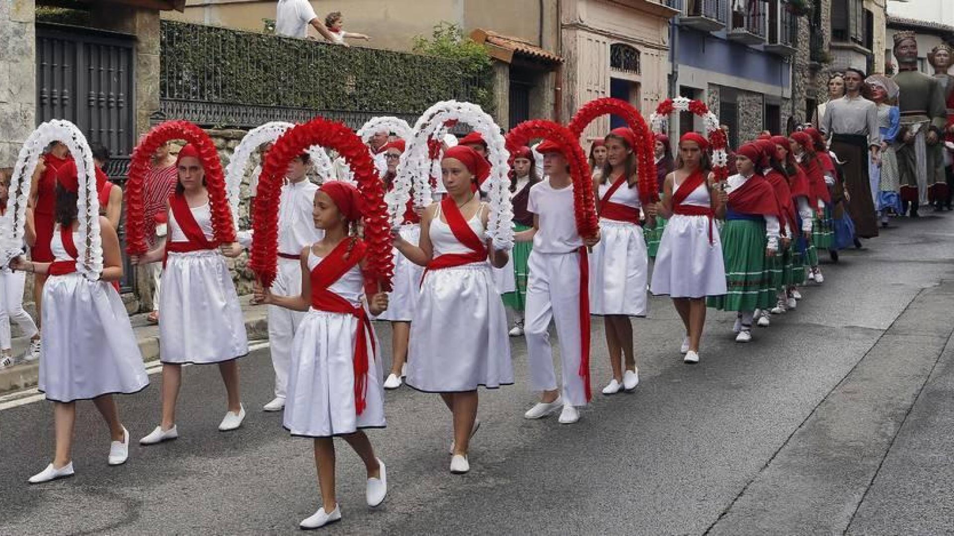 Todas las fotos de la procesión y concentración de gigantes de fiestas de Aoiz 2019